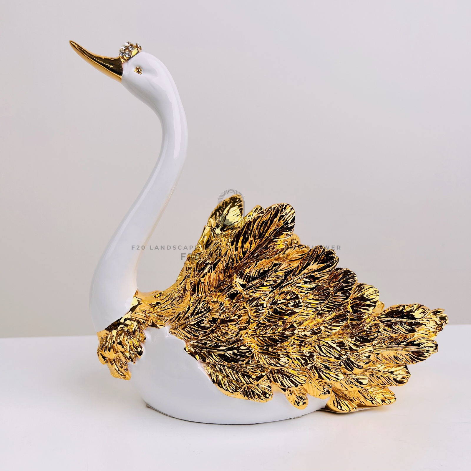 Chi tiết tinh xảo của tượng thiên nga bạch kim