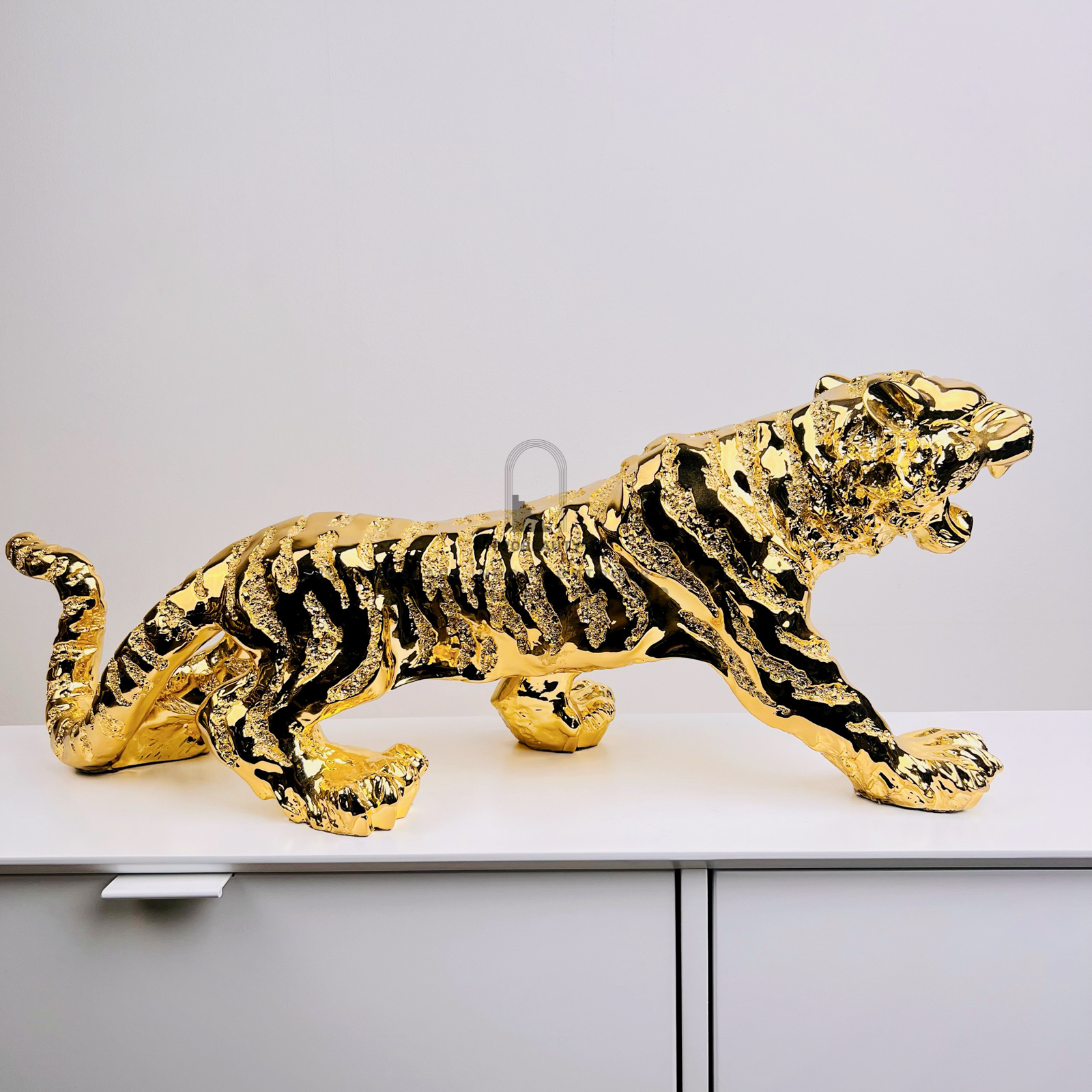 Sự kết hợp giữa tượng hổ mạ vàng và không gian nhà