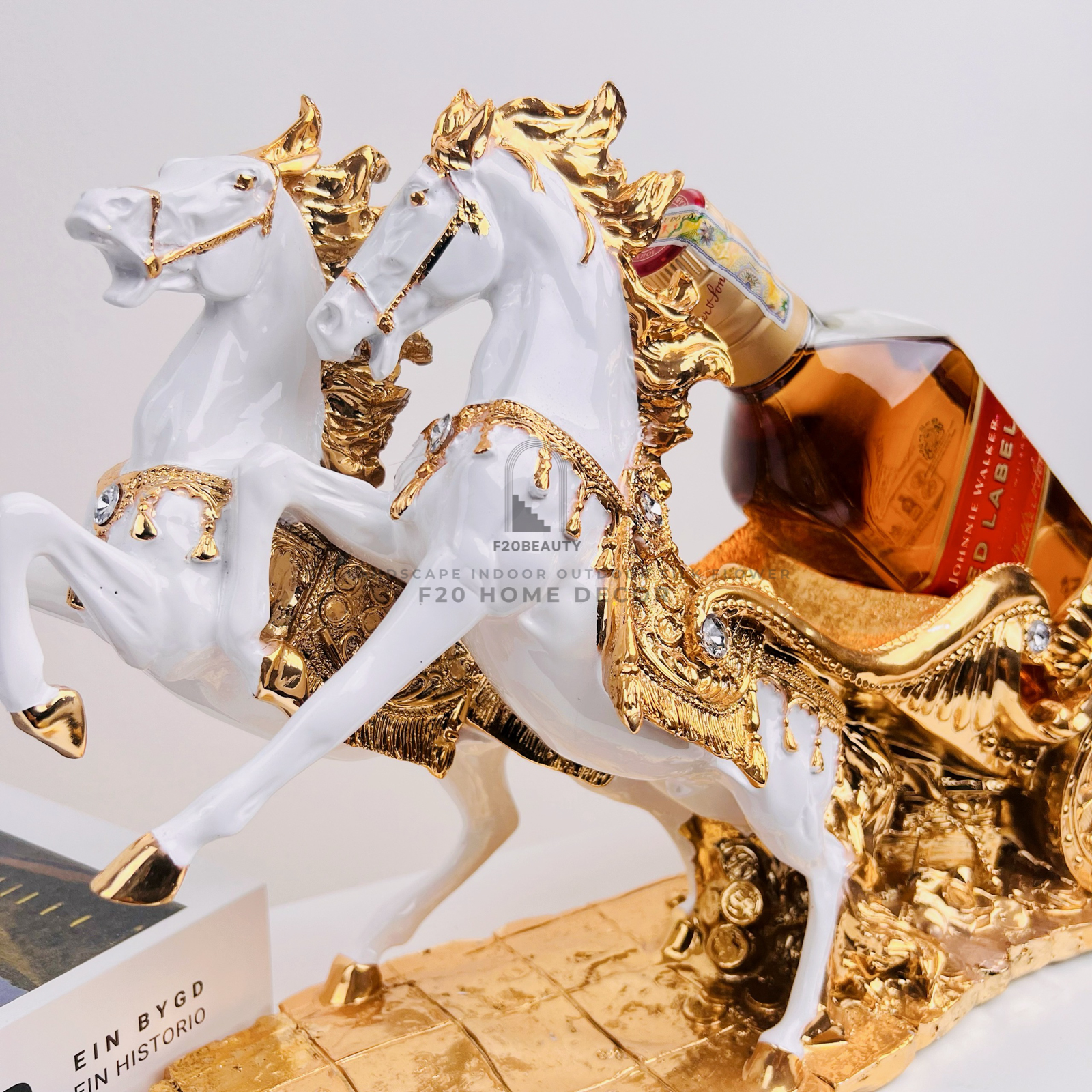 Kệ rượu song mã kéo xe: Biểu tượng tình đoàn kết trong nội thất