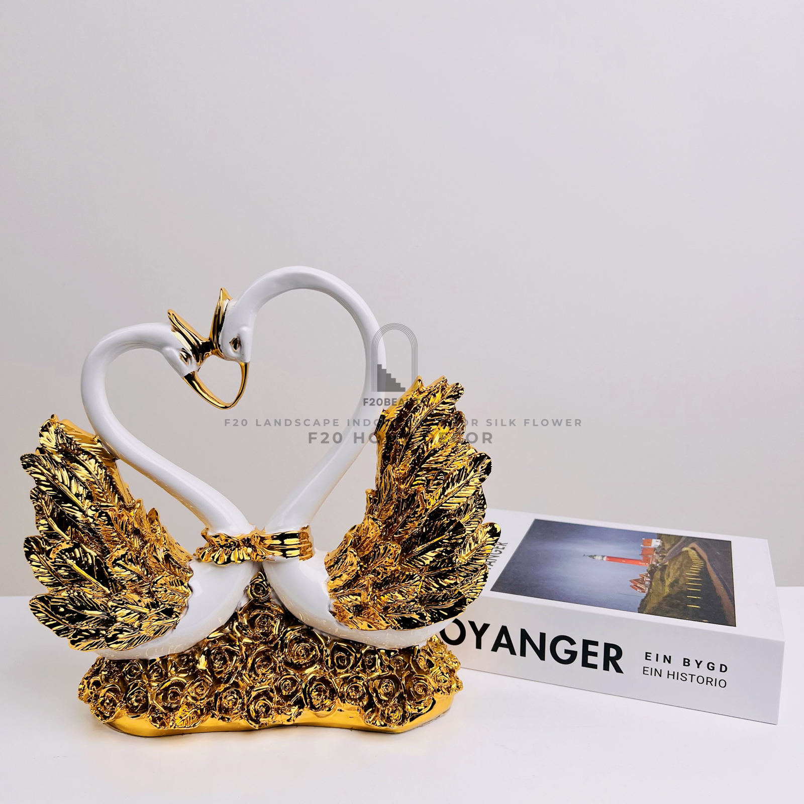 Tượng thiên nga Love Story mạ vàng mang lại sự bình yên và hạnh phúc