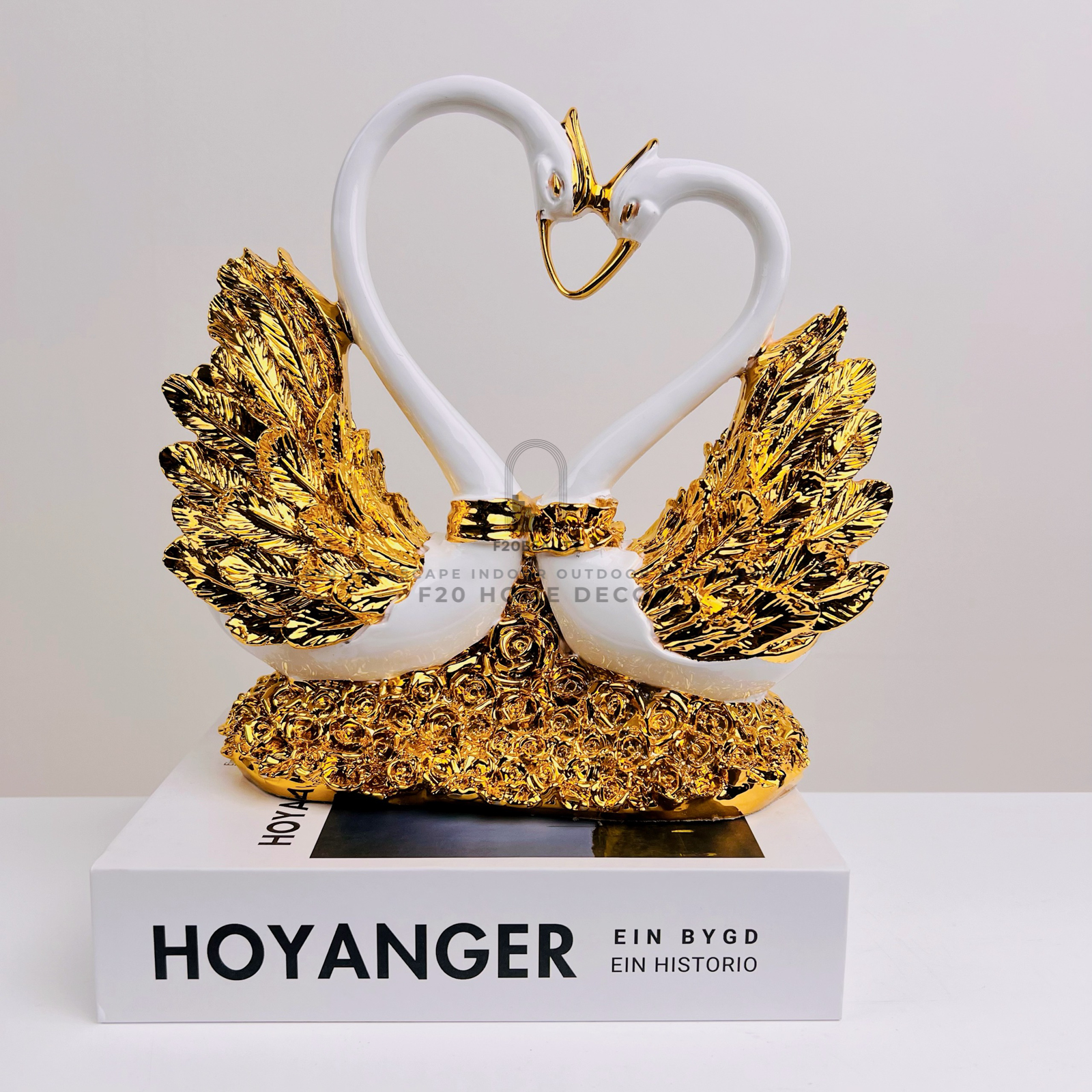 Tượng thiên nga Love Story mạ vàng decor phong thủy đem đến may mắn, hạnh phúc