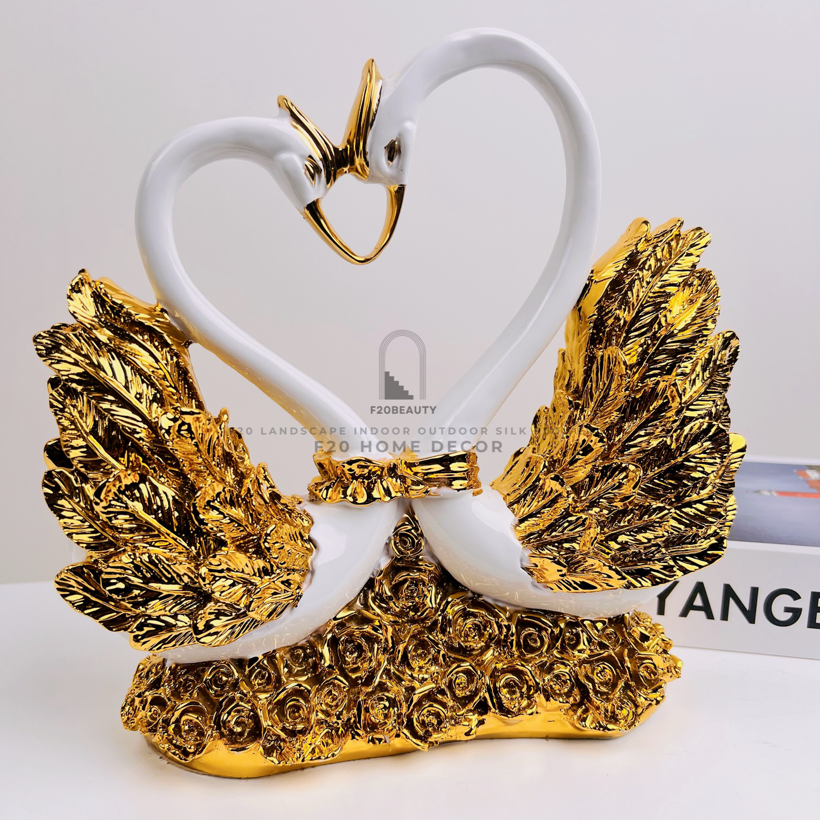Tượng cặp thiên nga Love Story mạ vàng decor phòng khách hiện đại