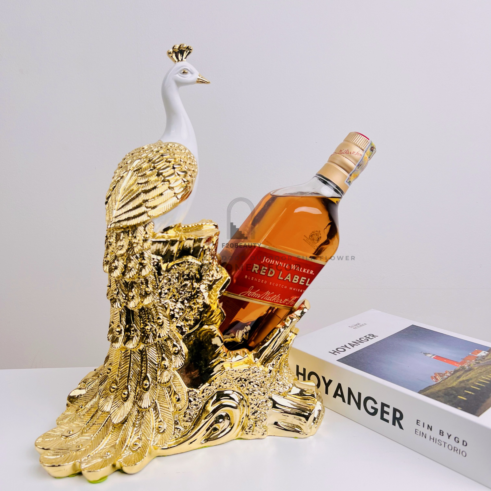 Tượng chim công đựng rượu điểm nhấn thu hút ánh nhìn