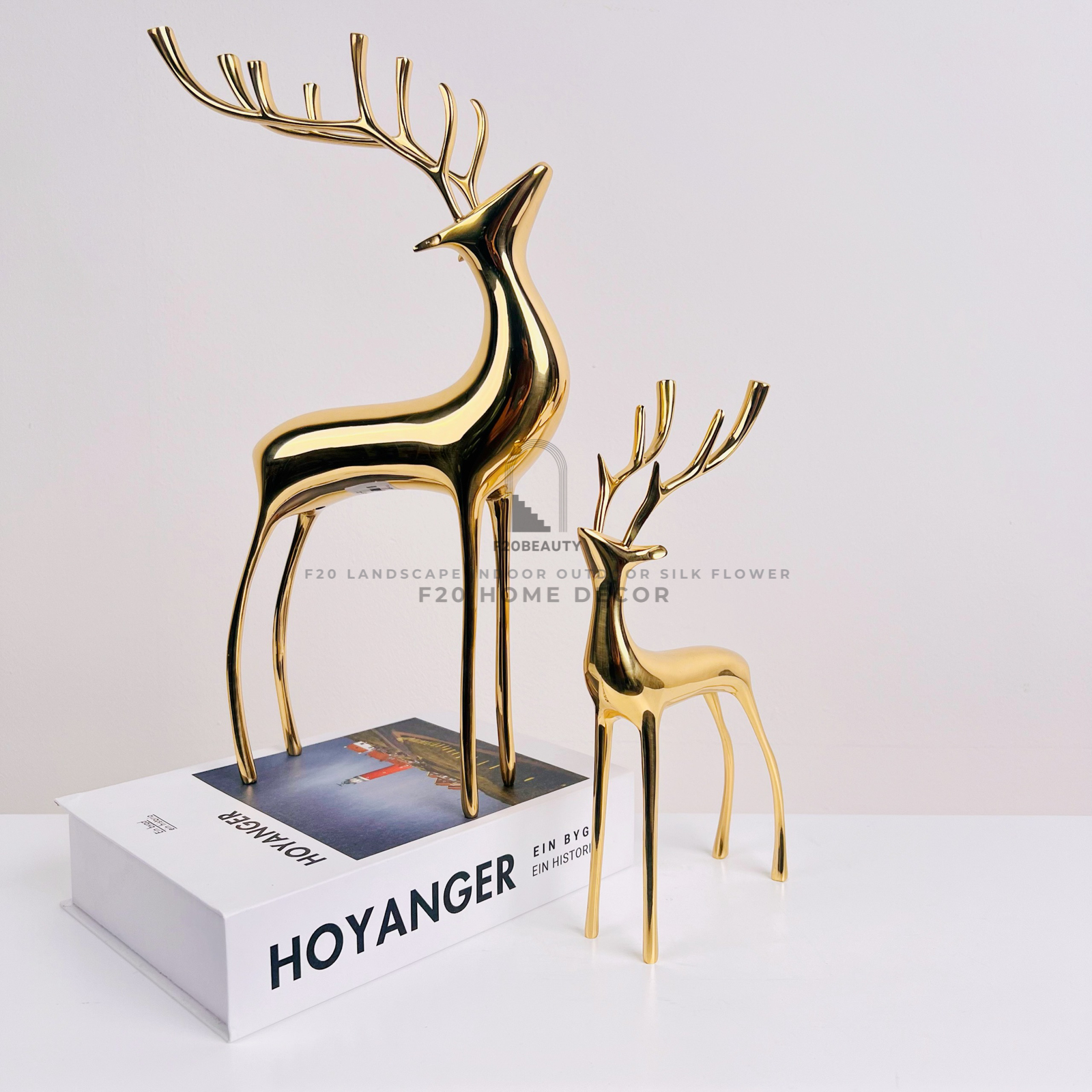 Tượng cặp nai đồng biểu tượng của tình yêu và may mắn