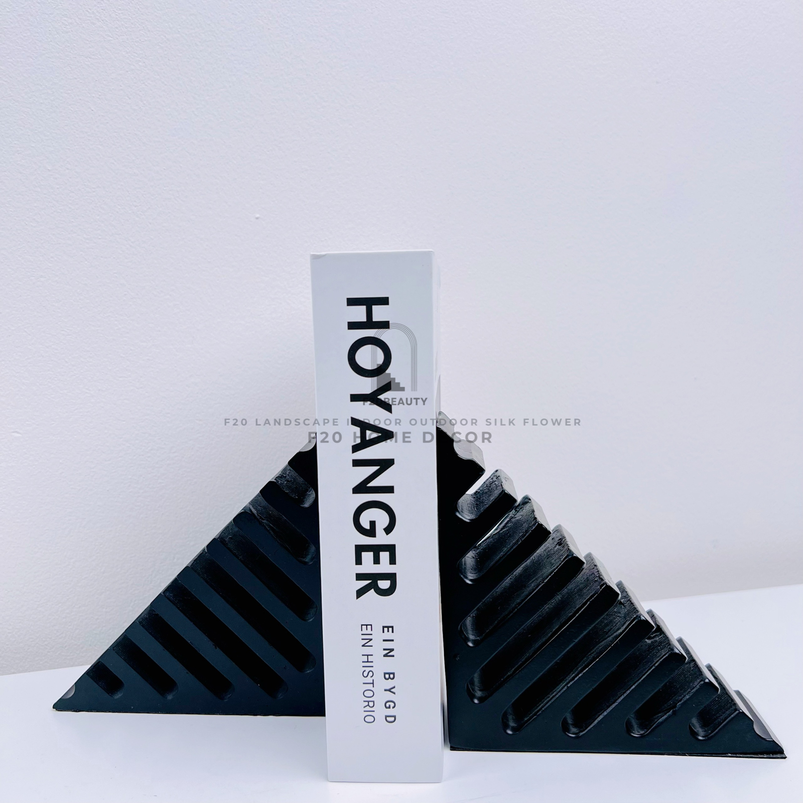 Chặn sách nghệ thuật triangle bookshell trang trí không gian sống độc đáo