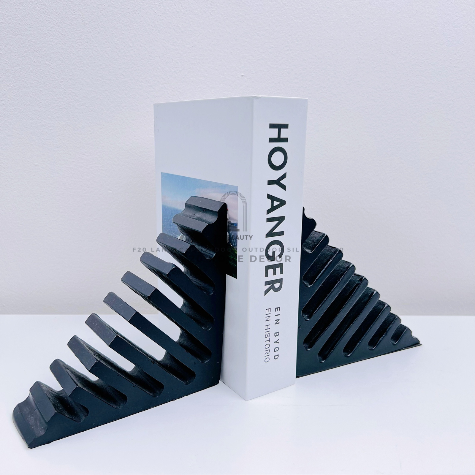 Chặn sách nghệ thuật triangle bookshell trang trí không gian có phong cách tinh tế, trang nhã