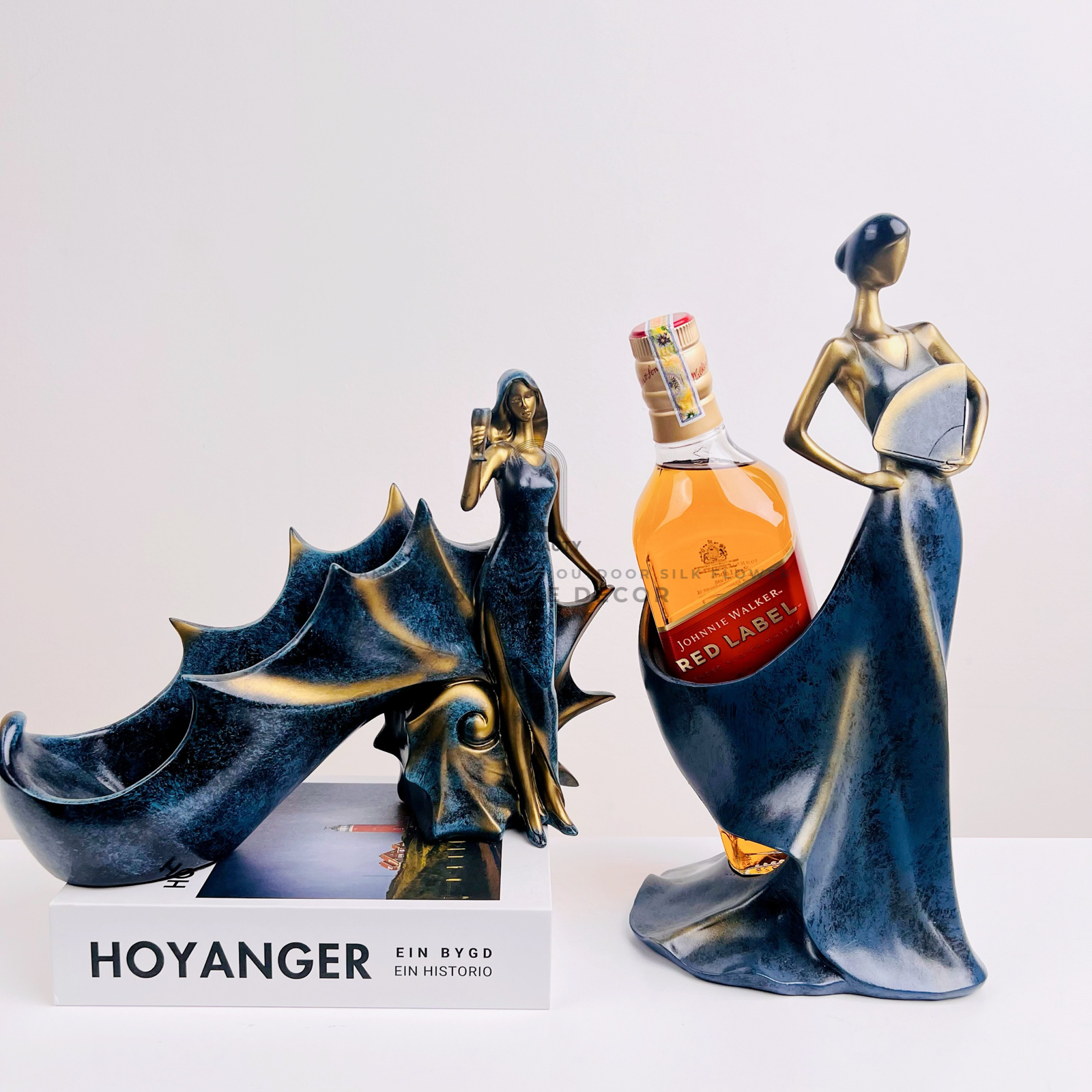 Tượng cô gái đựng rượu vang