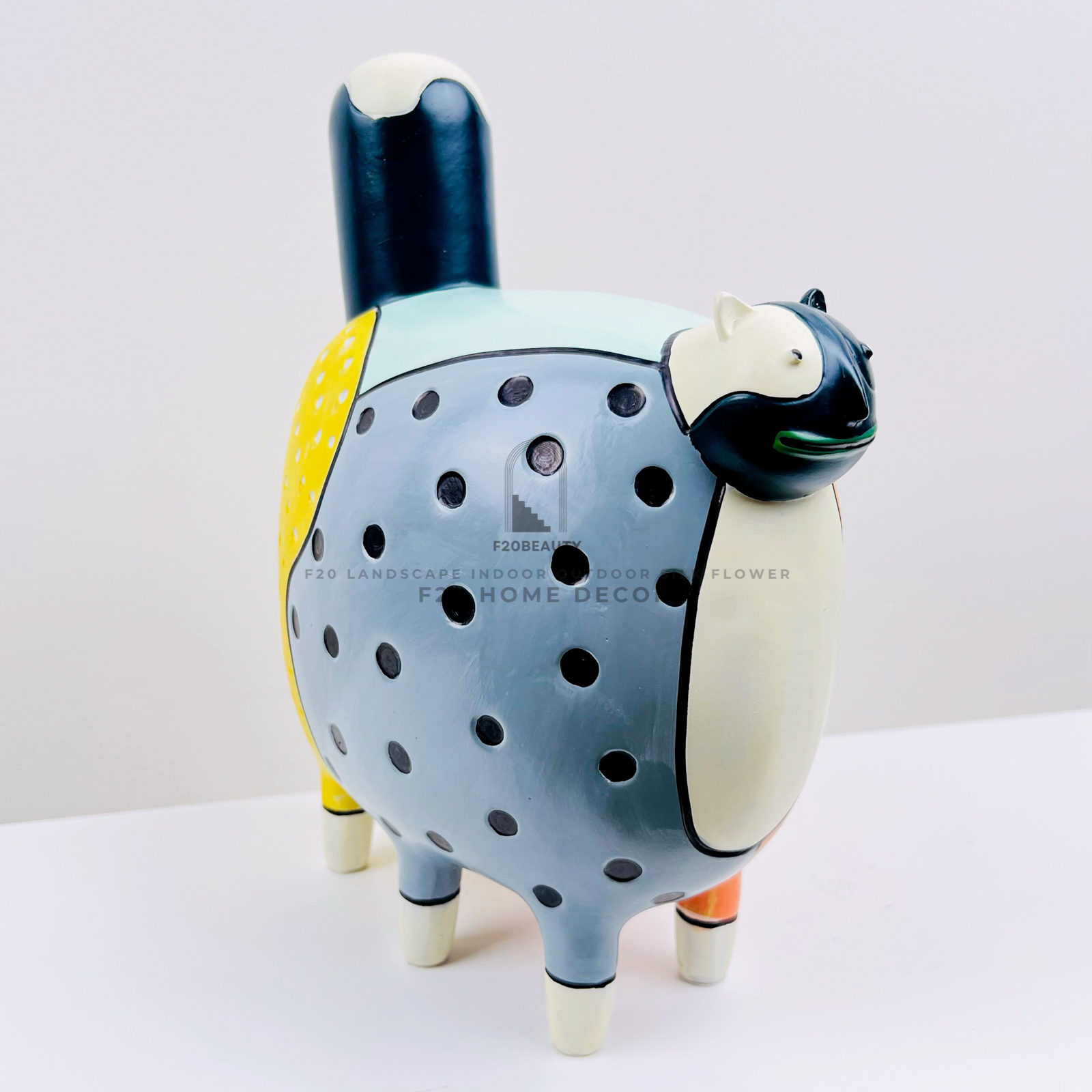 Tượng nghệ thuật mèo đa sắc hiện đại đọc đáo trong không gian sống