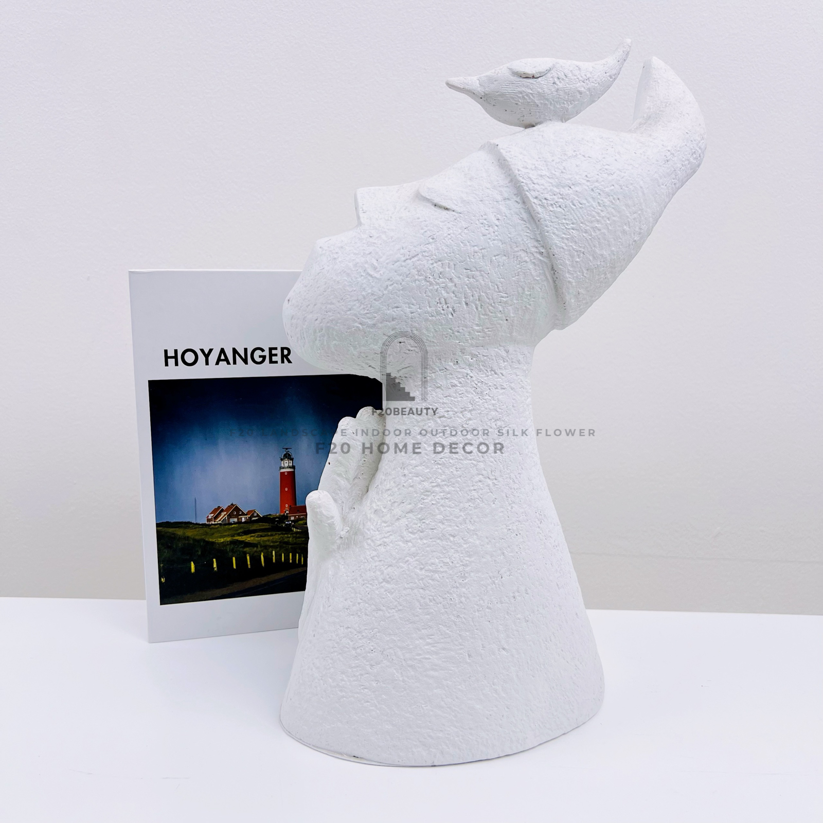 Sự bồng bềnh của mơ ước: Tượng nghệ thuật người thơ mộng và chim sơn ca