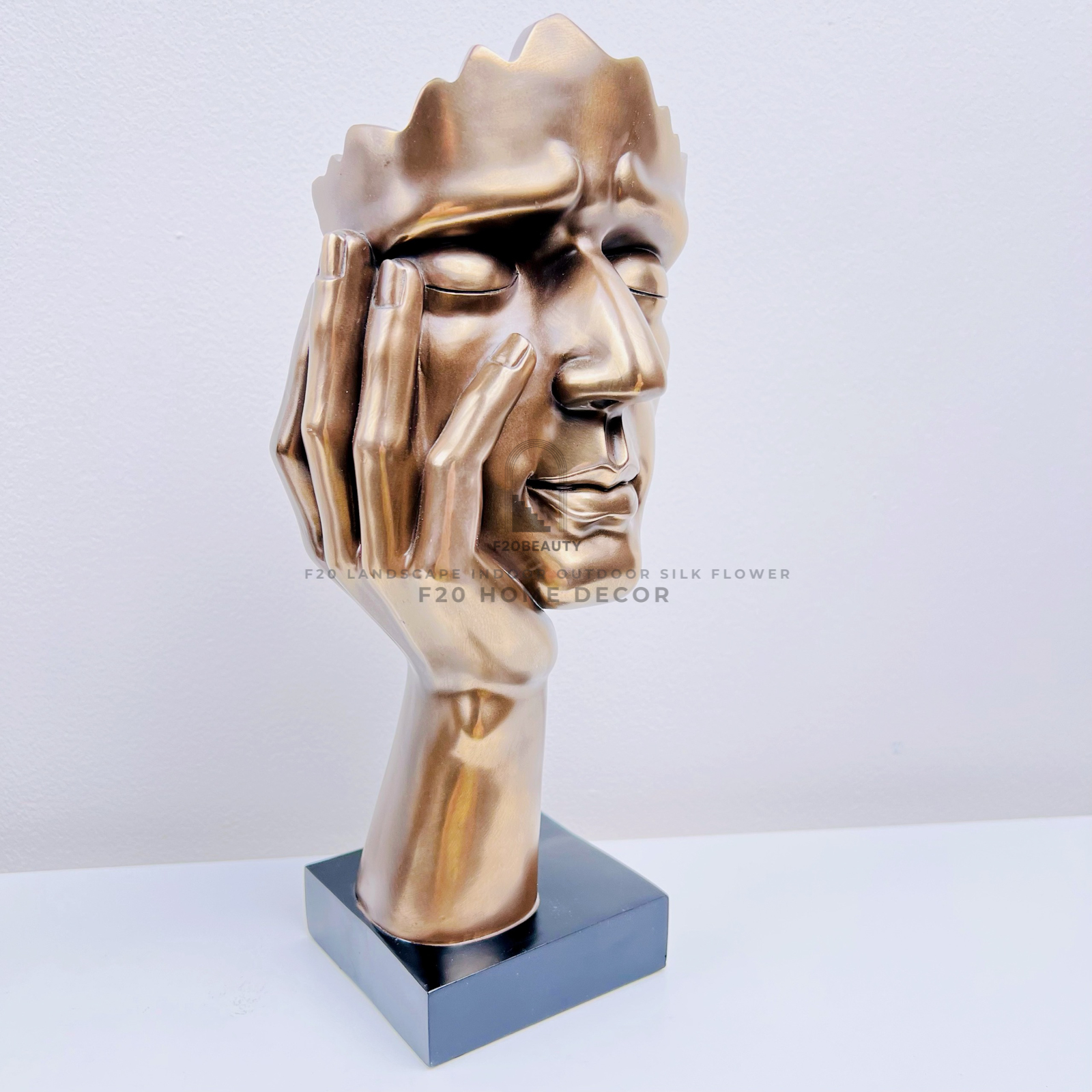 Tượng mạ đồng tam không chống cằm