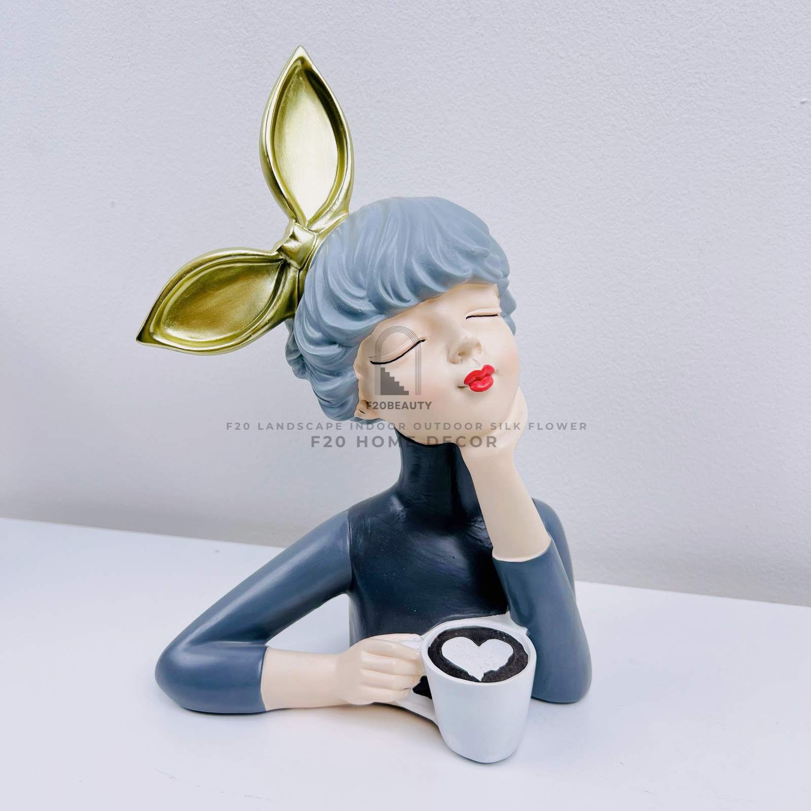 Góc tinh tế trong phòng khách với tượng cô gái cầm tách cà phê nâu đất