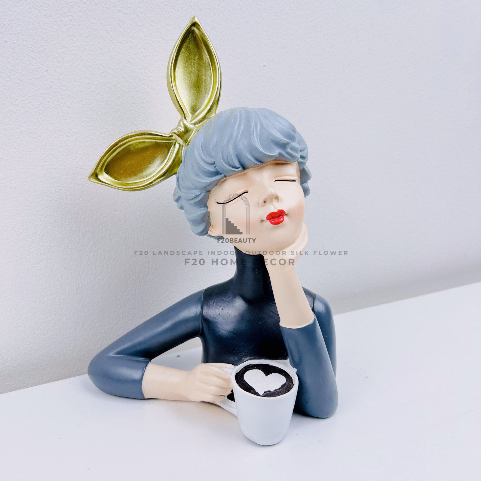 Tạo điểm nhấn cho quầy bar cà phê với tượng cô gái cầm tách cà phê