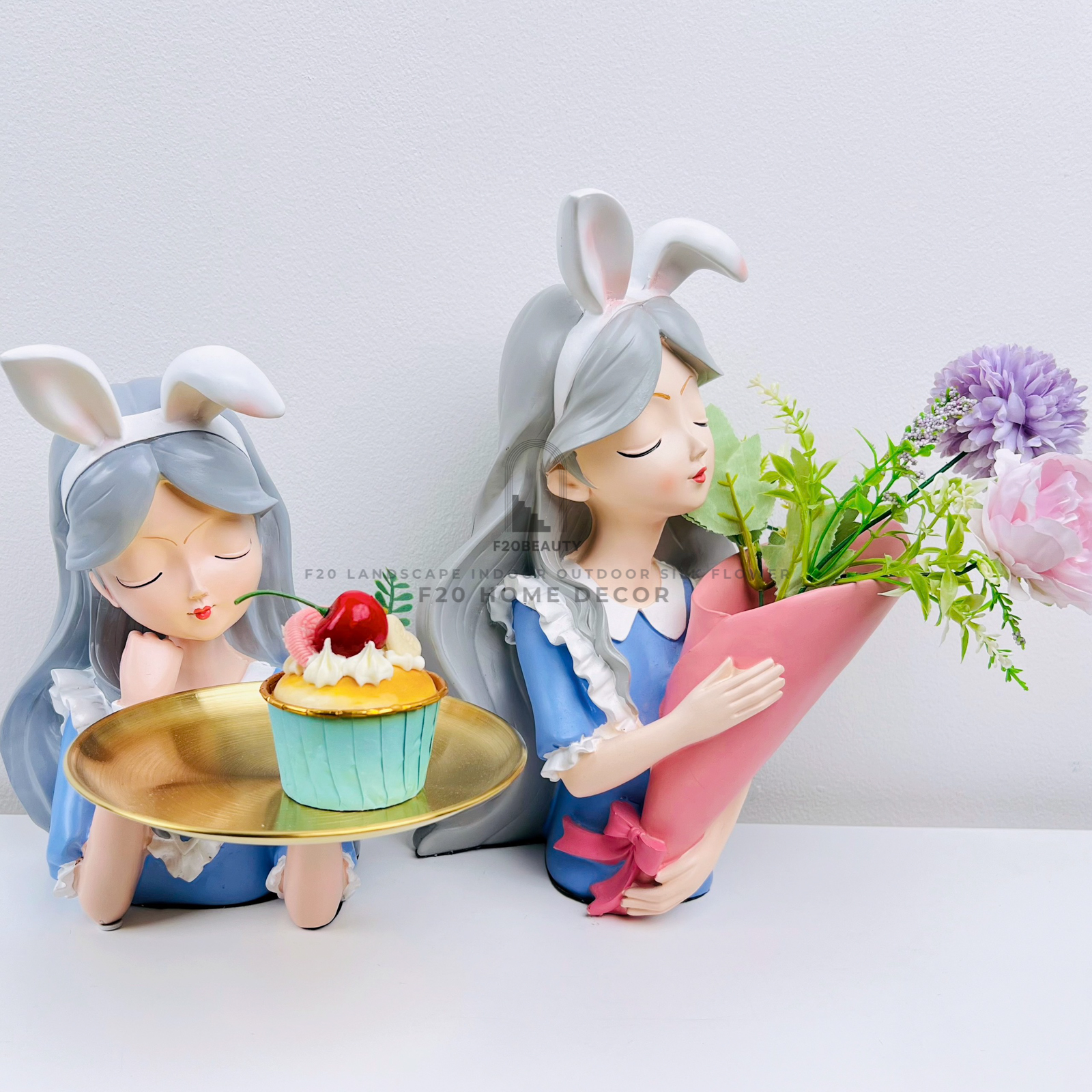 Tượng cô gái Cotillard cắm hoa bê đĩa