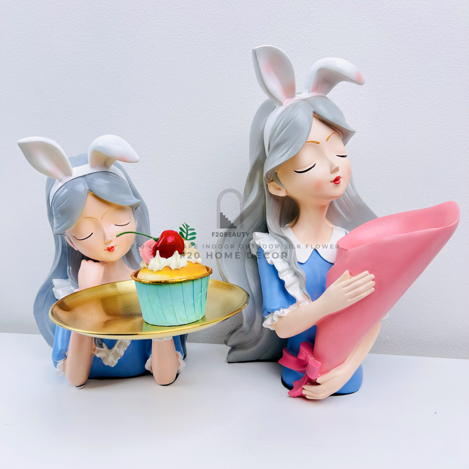 Một góc yên bình: tượng cô gái Cotillard cắm hoa bê đĩa