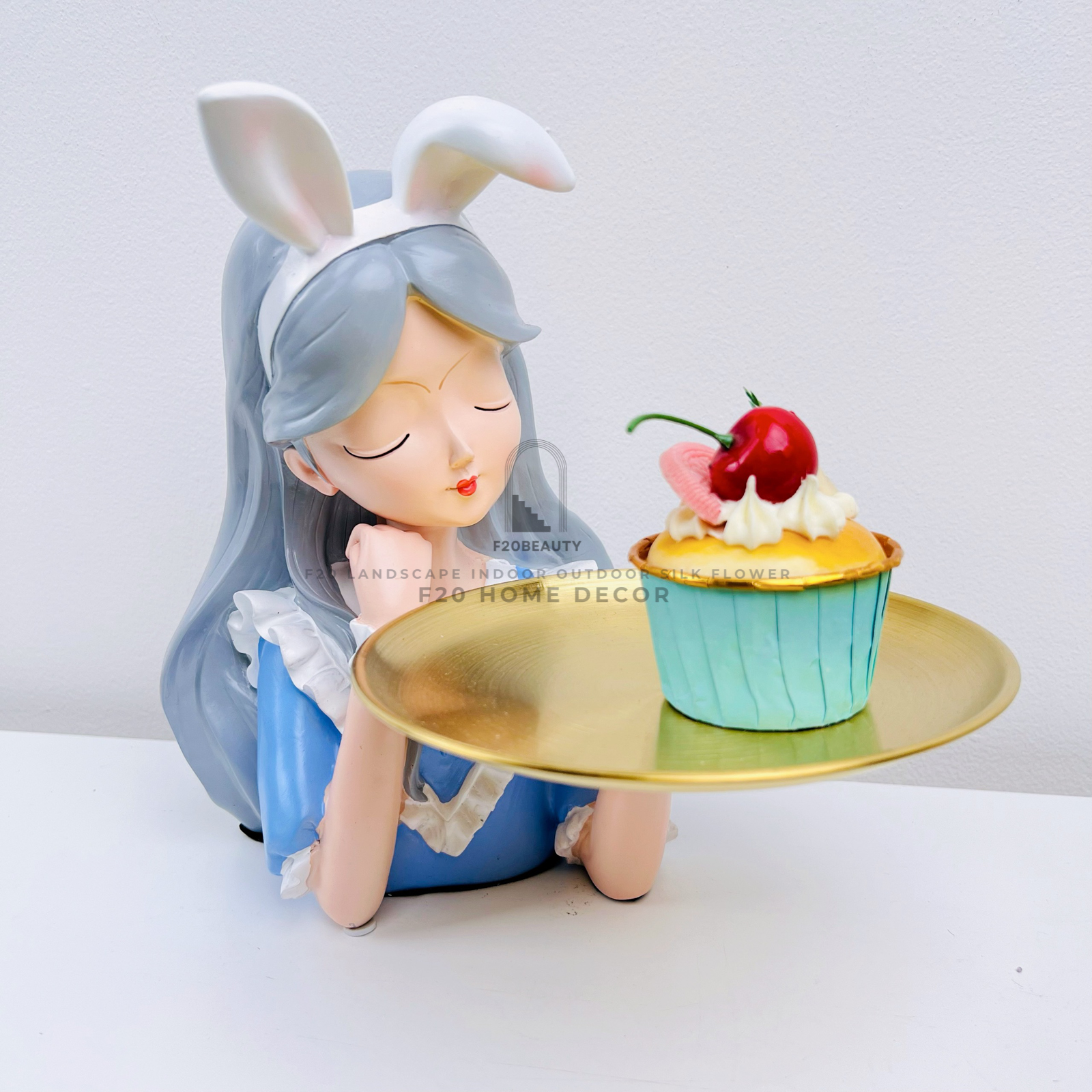 Tượng cô gái Cotillard bê đĩa