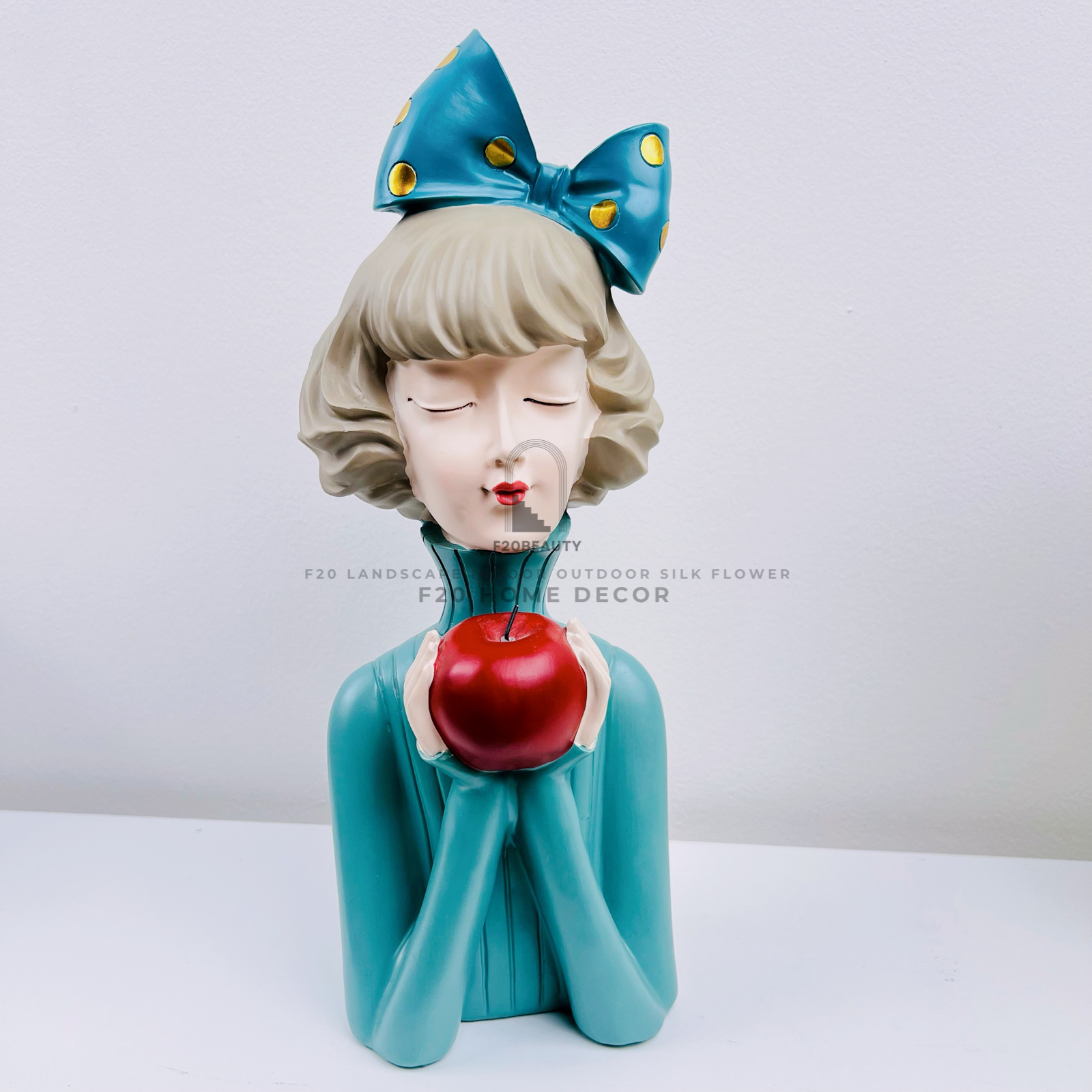 Món quà ý nghĩa: tượng cô gái ôm trái táo