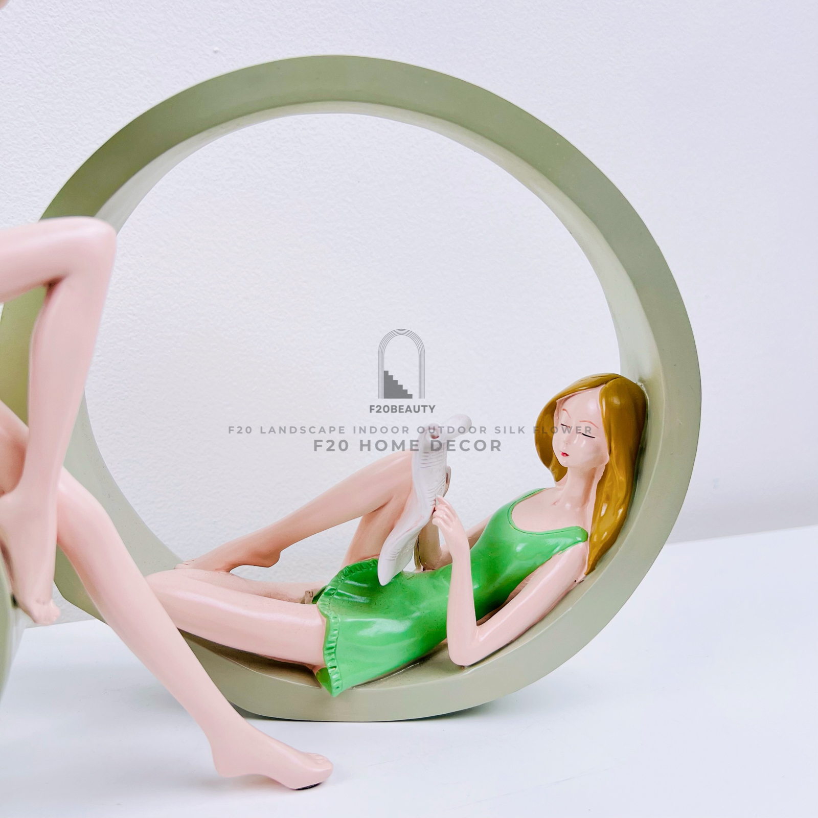 Tượng cô gái đọc sách