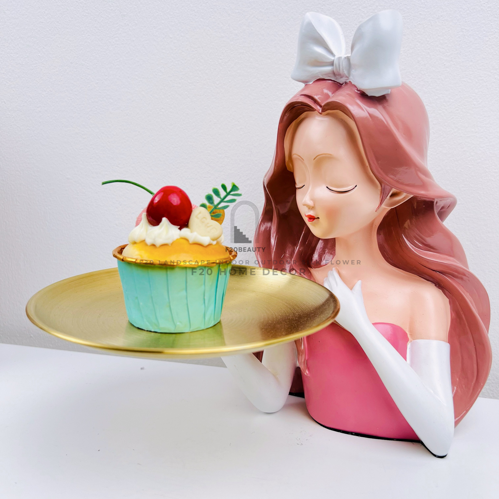 Tượng cô gái Pinky Vesace bê đĩa