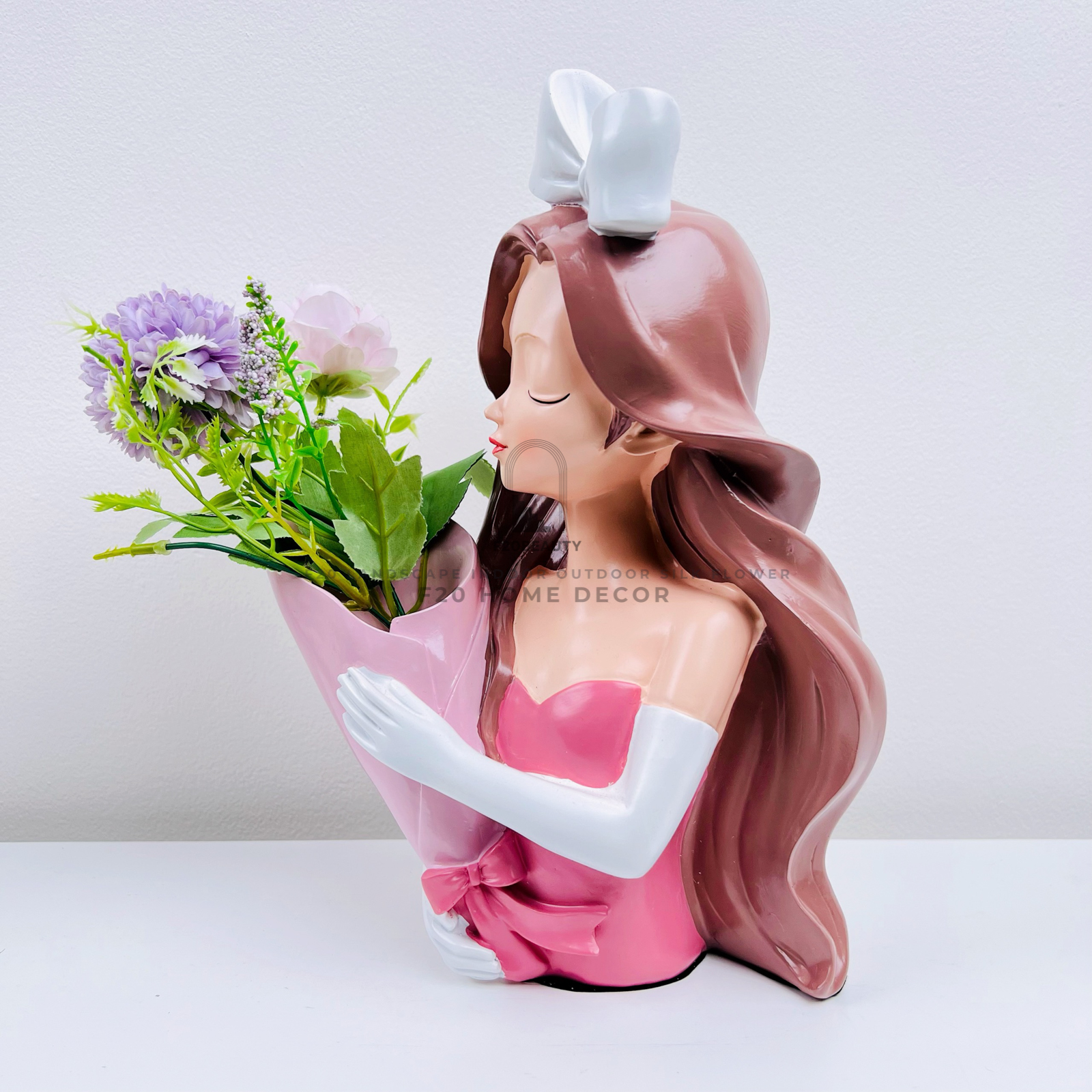 Vẻ đẹp thanh thoát của tượng Pinky Vesace với hoa