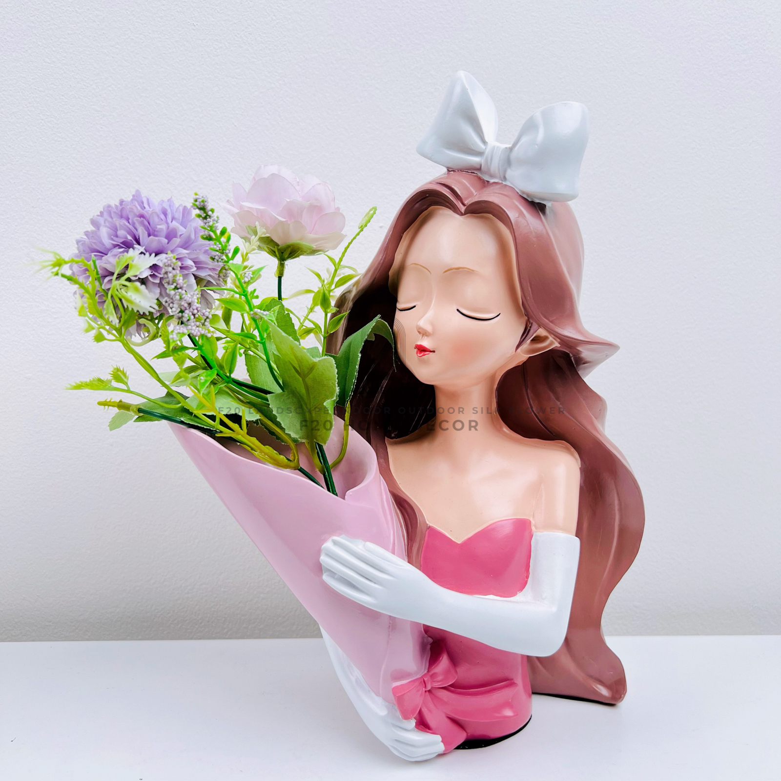 Tượng cô gái Pinky Vesace cắm hoa