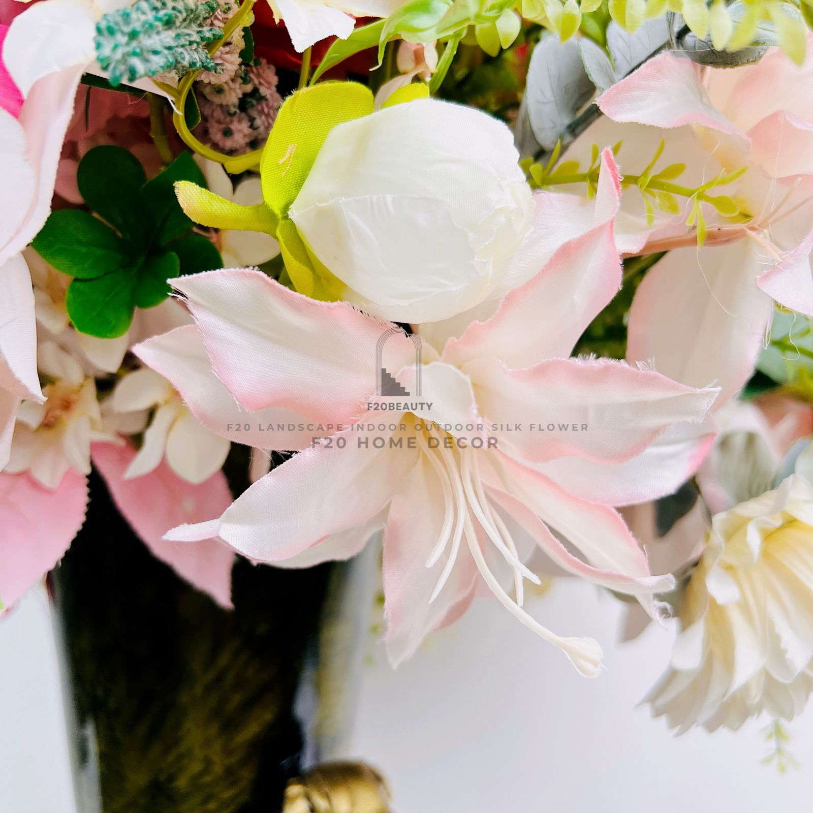 Vẻ đẹp tinh tế của bình hoa hồng giả Makila