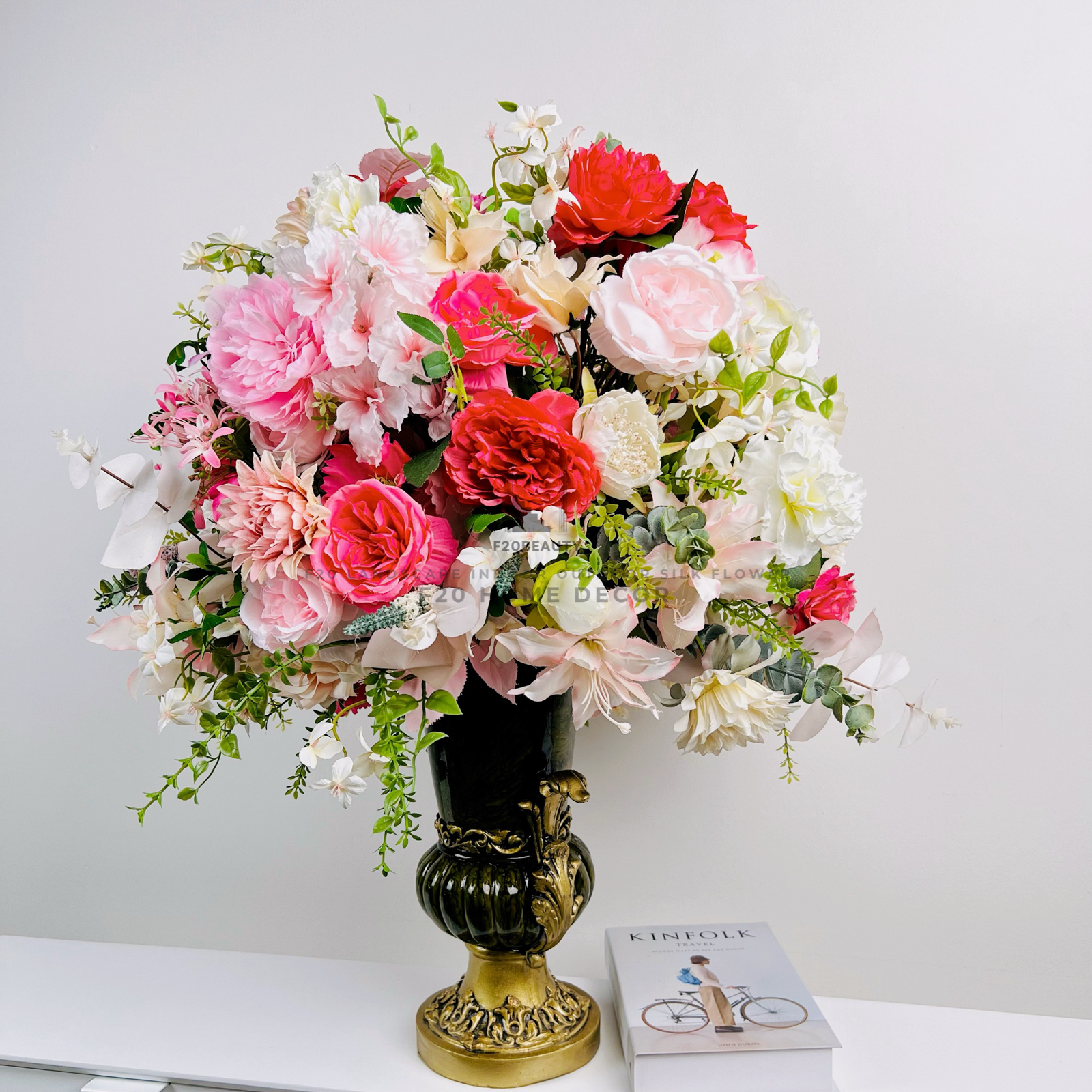 Trang trí bàn làm việc với bình hoa hồng giả Makila