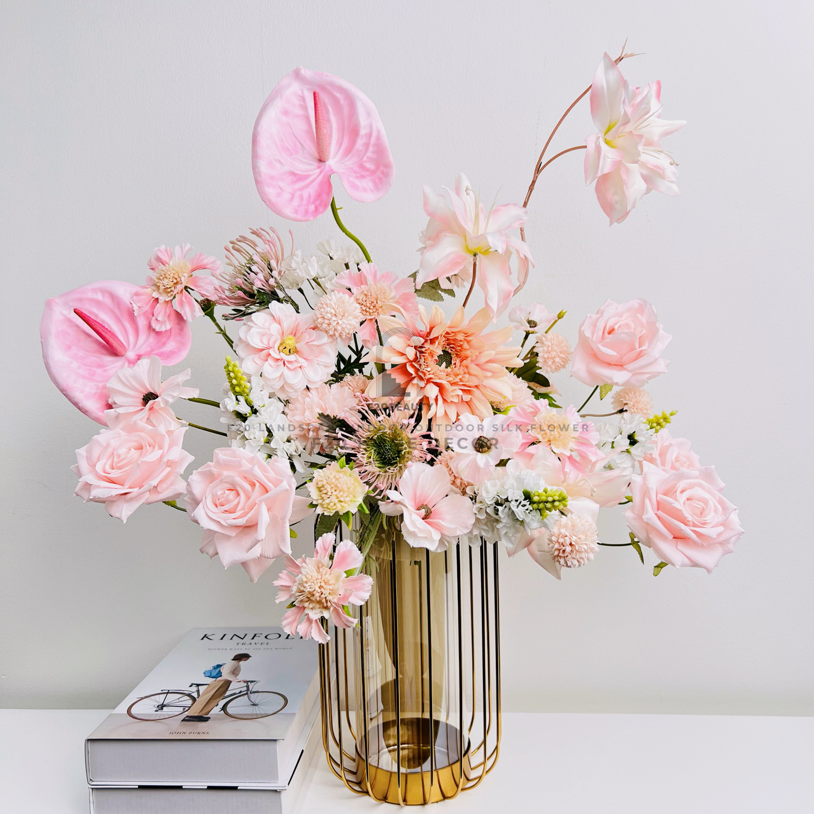 Trang trí bàn với bình hoa hồng giả Pinky