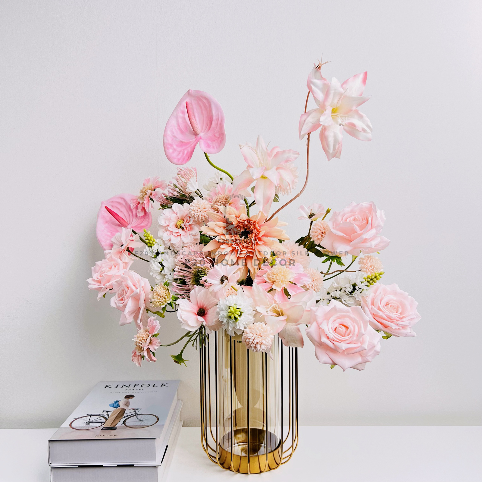 Bình hoa hồng giả Pinky cho bàn làm việc đẹp