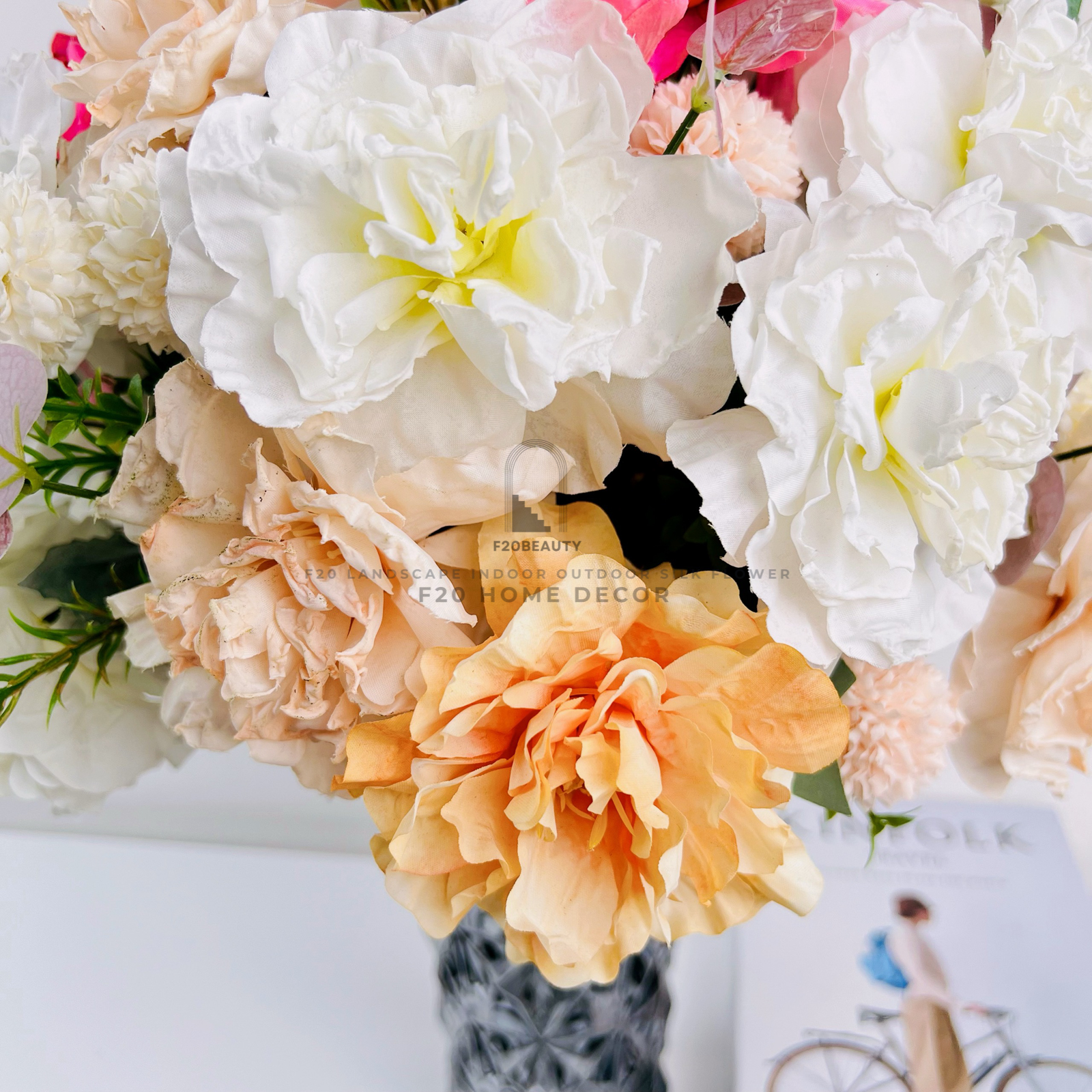 Hình ảnh chi tiết bình hoa mẫu đơn hồng trắng giả cắm sẵn đề bàn đẹp