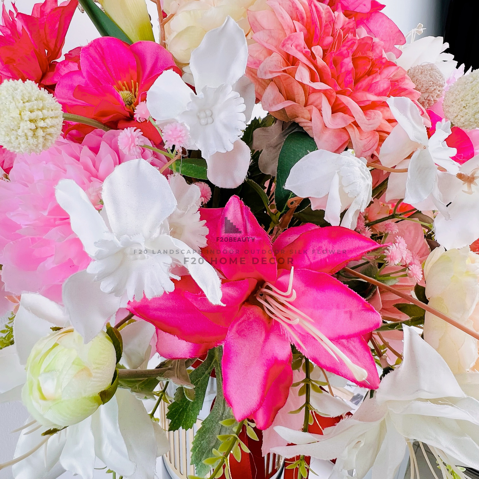 Hình ảnh chi tiết của bình hoa Nami giả cắm sẵn để bàn