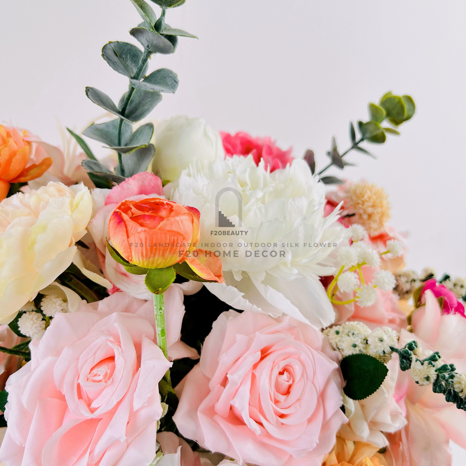 Màu sắc hài hòa của bình hoa Tlinh giả cắm sẵn để bàn đẹp