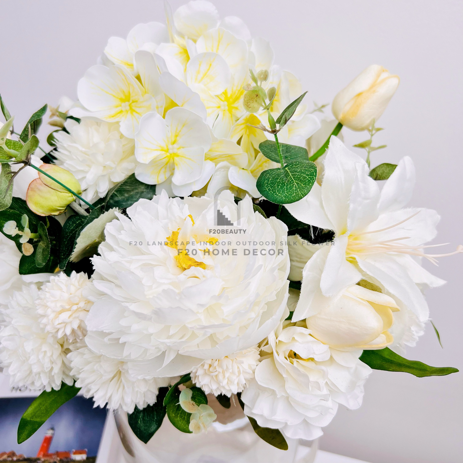 Hình ảnh chi tiết bình hoa cẩm tú cầu giả cắm sẵn để bàn tông trắng