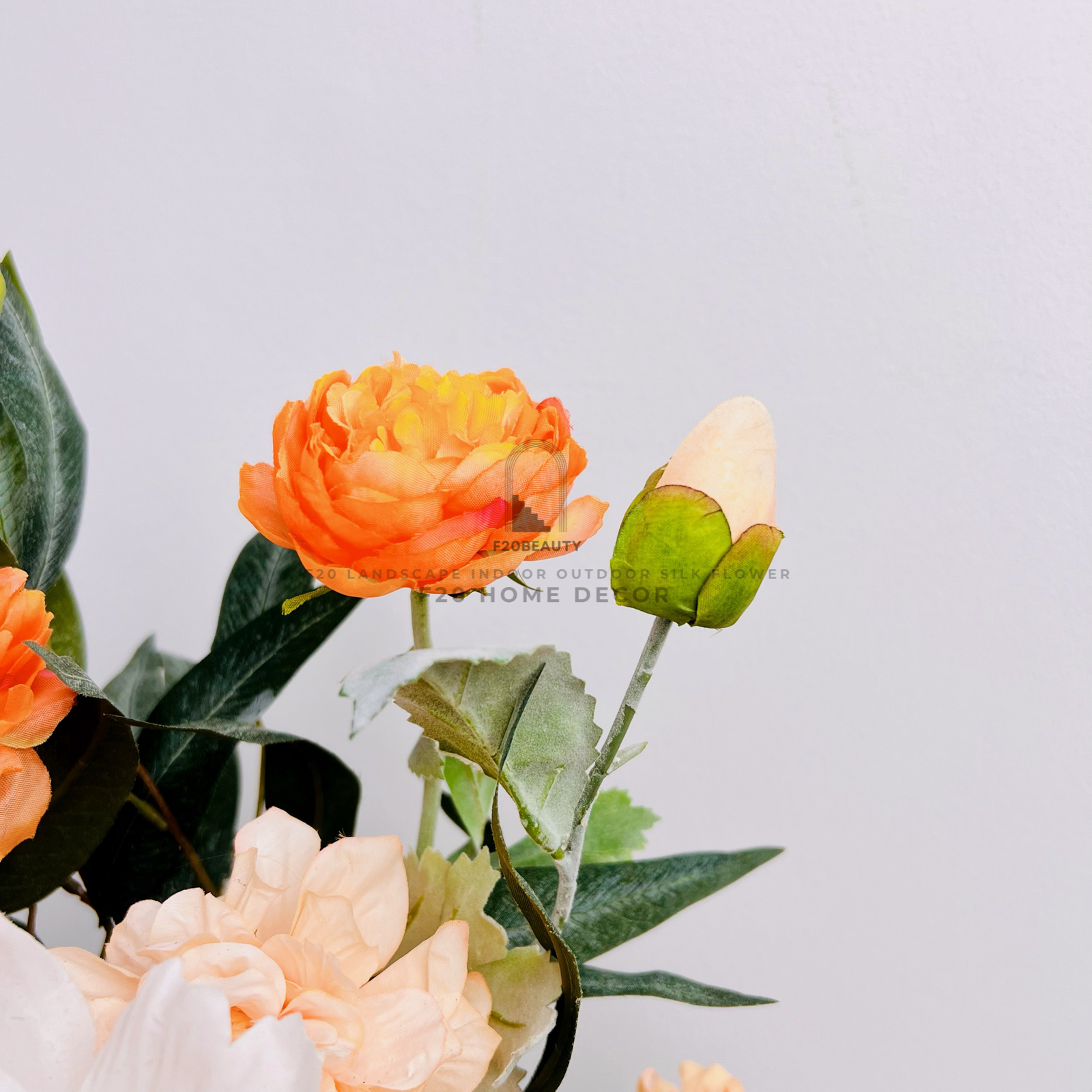 Biến góc nhỏ thành điểm nhấn với bình hoa mẫu đơn giả cam trắng cắm sẵn