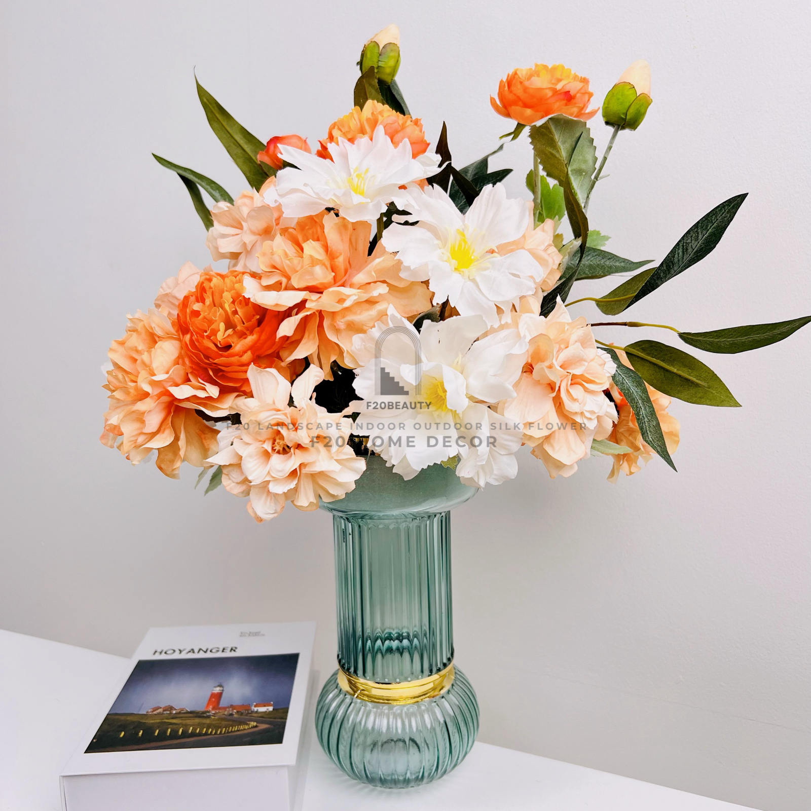 Tạo điểm nhấn sang trọng với bình hoa mẫu đơn giả cam trắng cắm sẵn