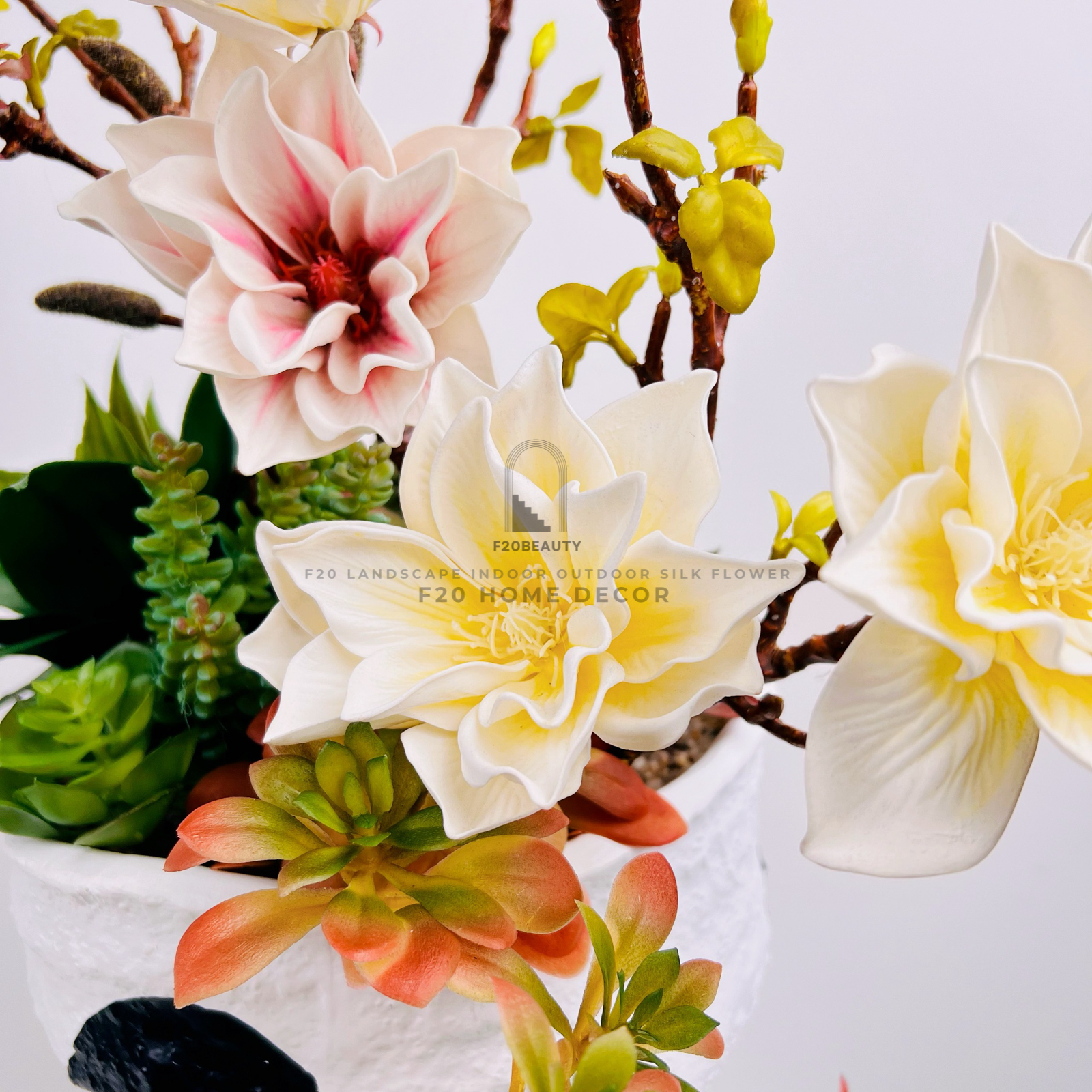 Tạo điểm nhấn sang trọng với bình hoa mộc lan giả cắm sẵn