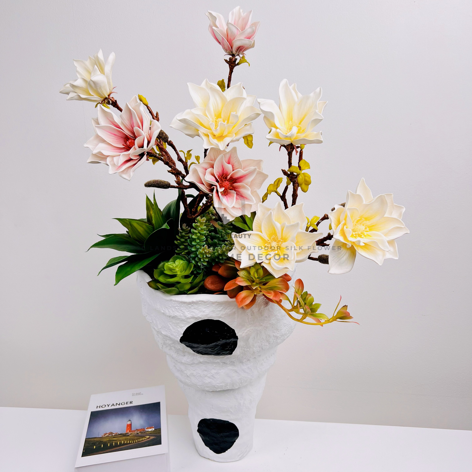 Bình hoa mộc lan giả cắm sẵn để bàn