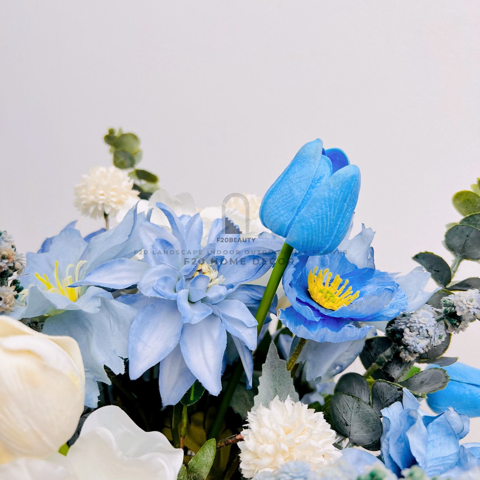 Thiết kế đơn giản với bình hoa tông xanh giả cắm sẵn