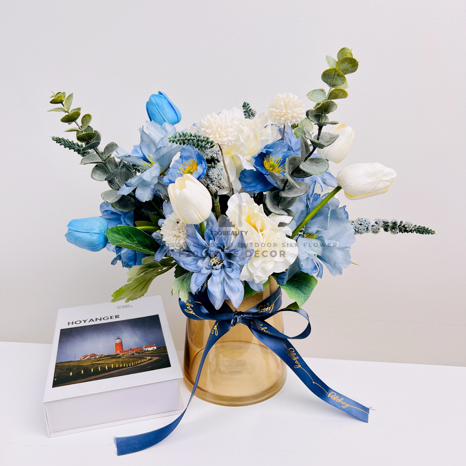 Trang trí không gian sống với bình hoa tông xanh giả cắm sẵn