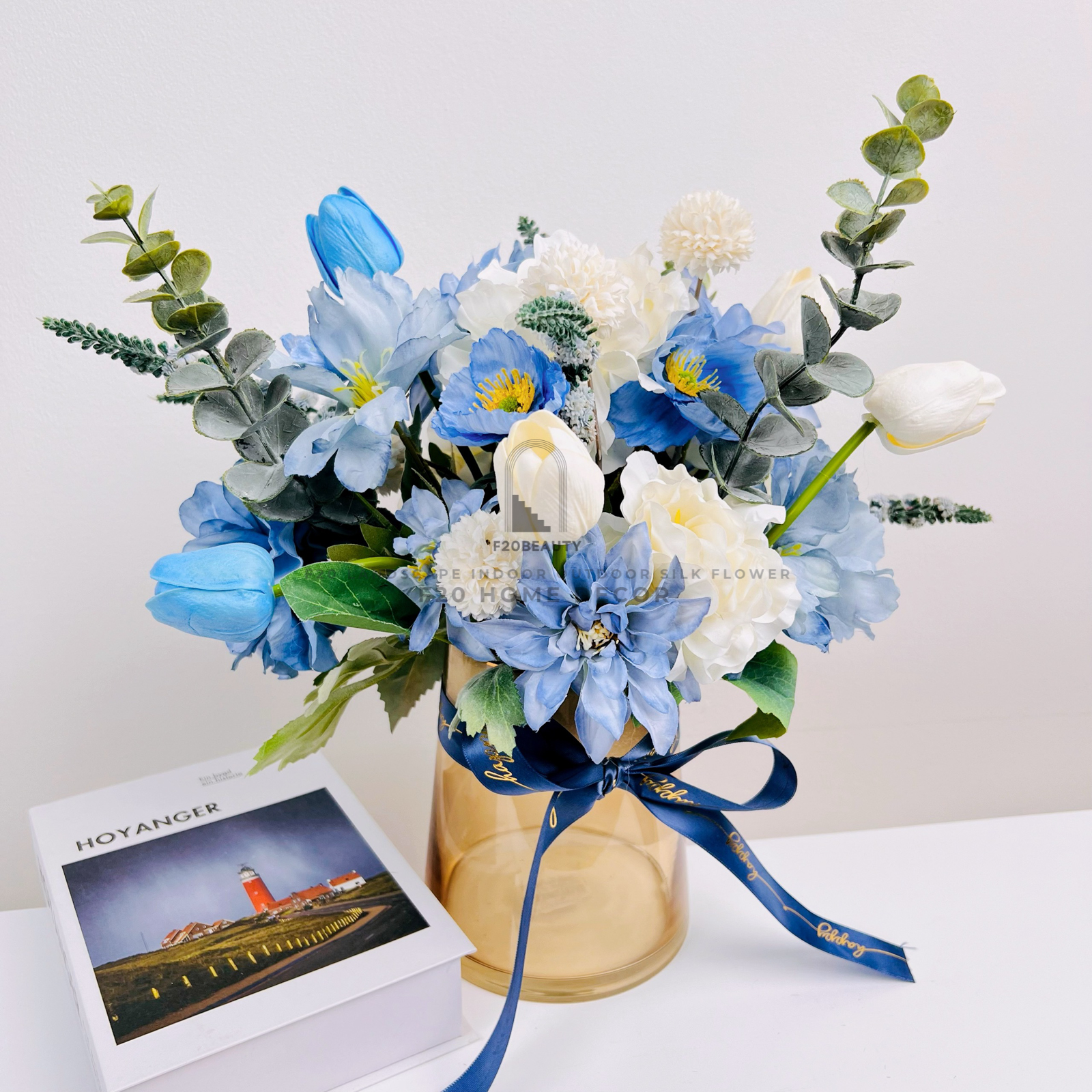 Bình hoa tông xanh giả cắm sẵn: Sự kết hợp hoàn hảo giữa tự nhiên và nghệ thuật