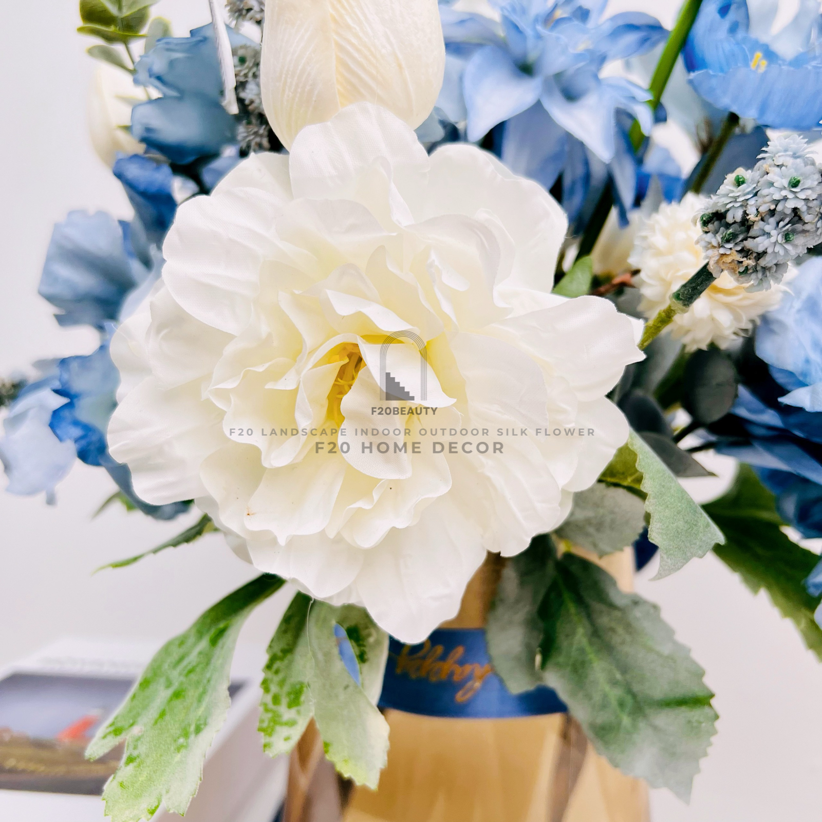 Phong cách hiện đại với bình hoa tông xanh giả cắm sẵn