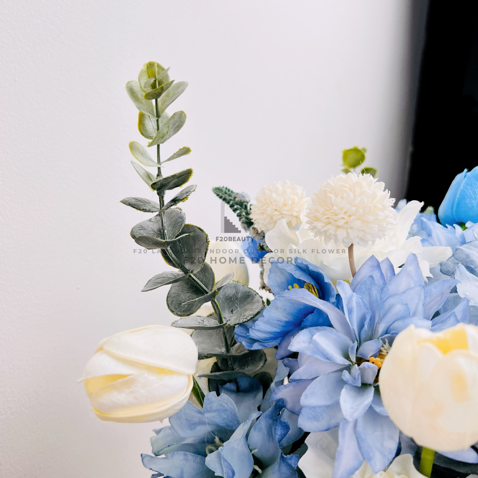 Bình hoa tông xanh giả cắm sẵn: Sự lựa chọn đơn giản nhưng tinh tế