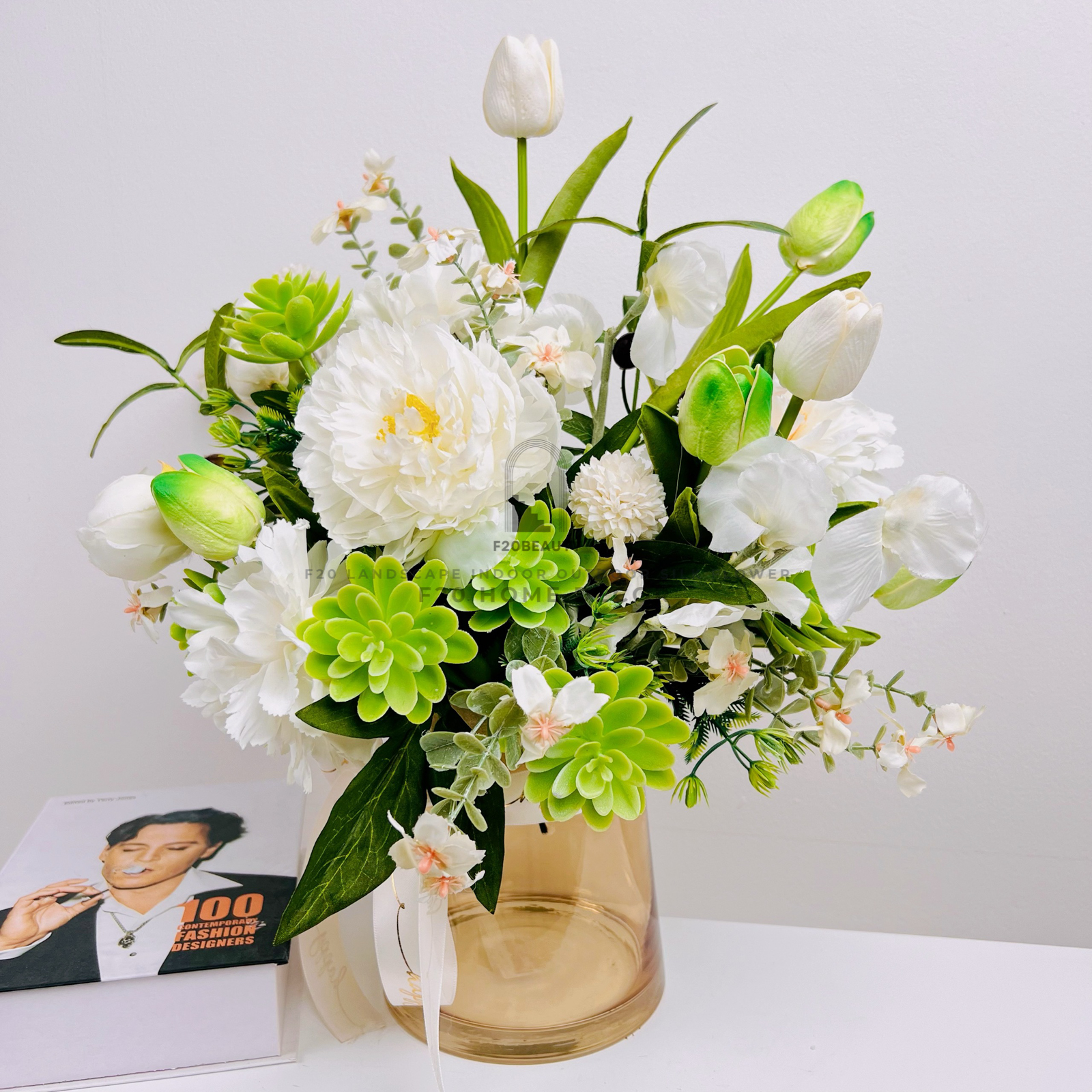 Làm đẹp bàn làm việc với bình hoa tulip sen đá giả cắm sẵn