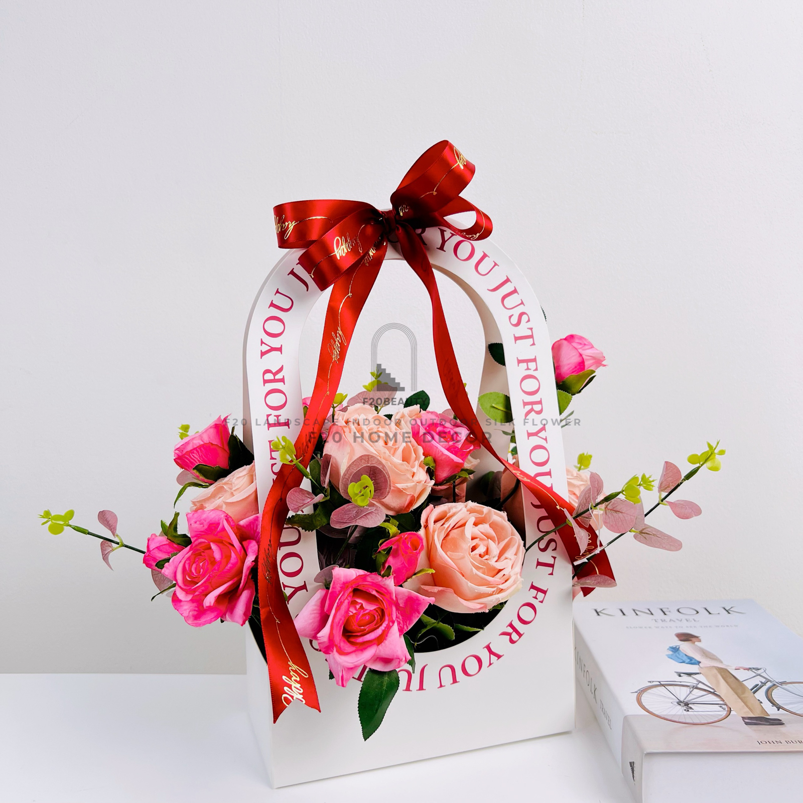 Giỏ hoa hồng giả để bàn - sự kết hợp hoàn hảo giữa nghệ thuật và tự nhiên