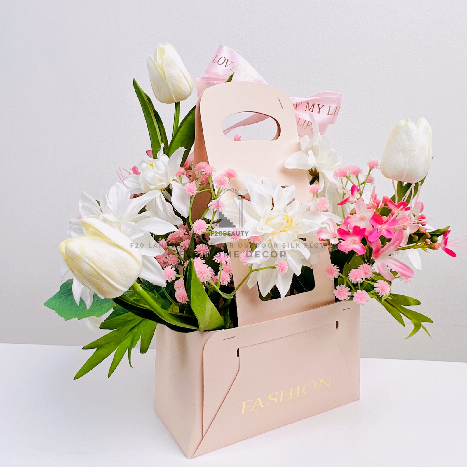 Trang trí bàn làm việc với giỏ hoa hồng pastel giả