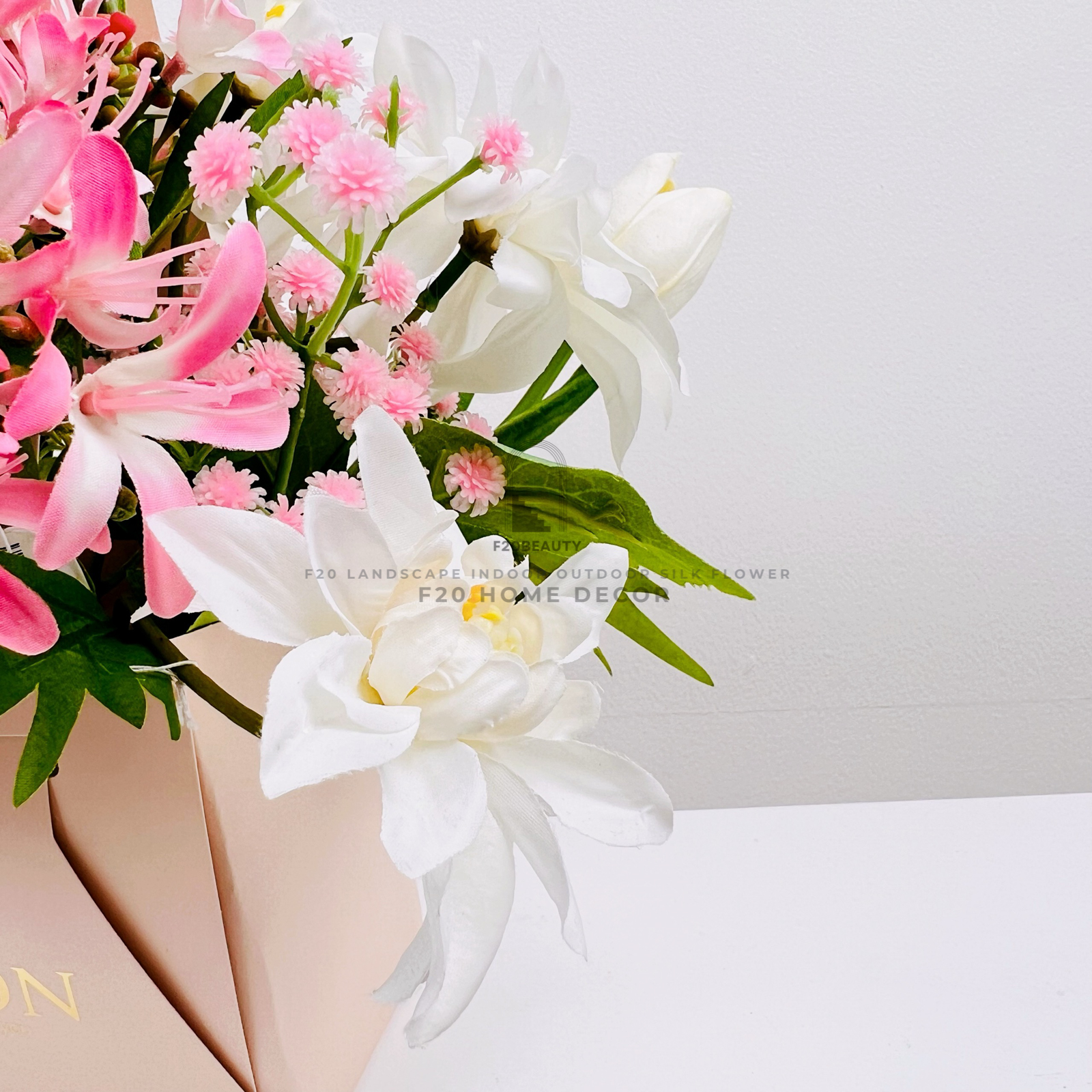 Giỏ hoa hồng pastel giả để bàn - phong cách hiện đại và tinh tế