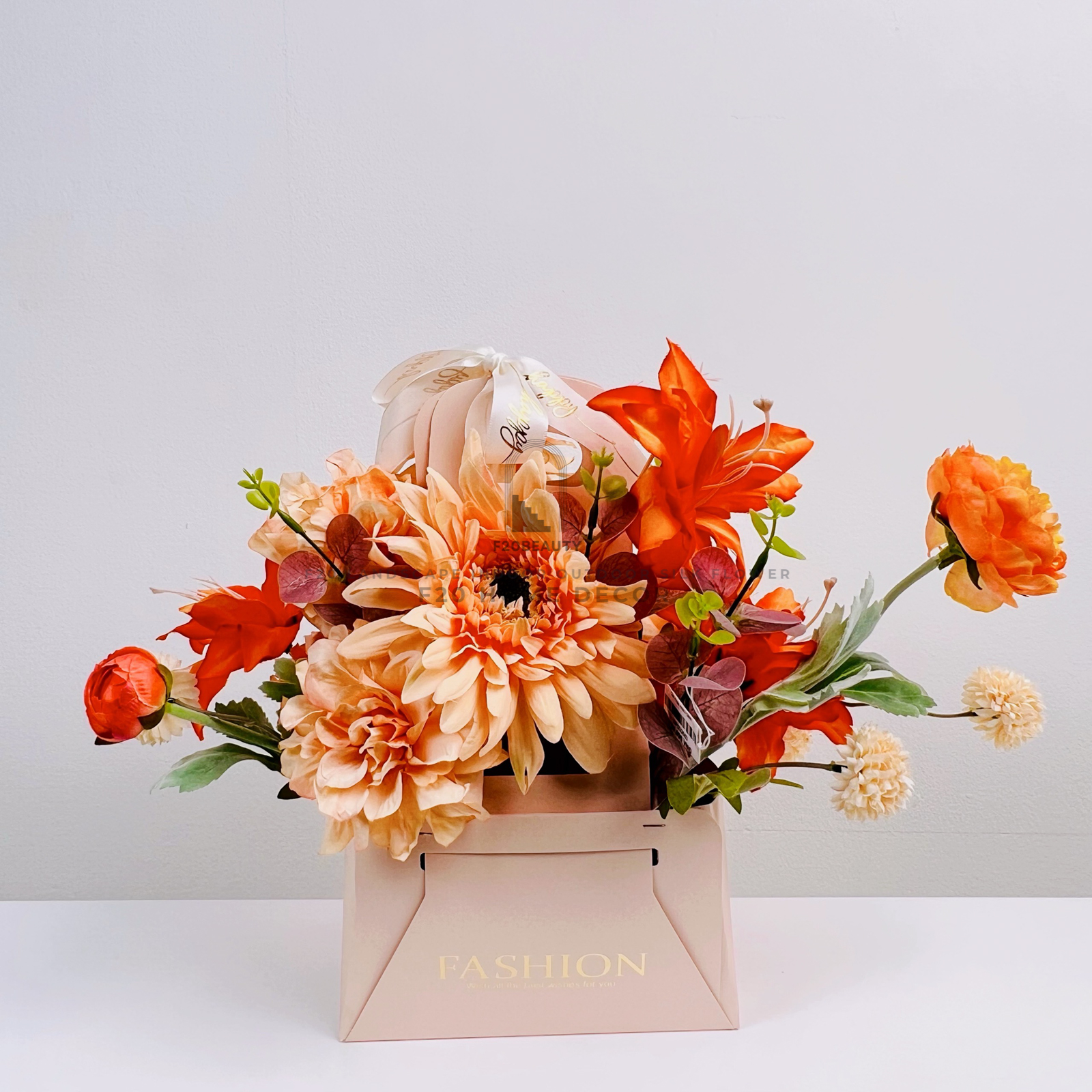 Giỏ hoa màu cam giả quà tặng để bàn