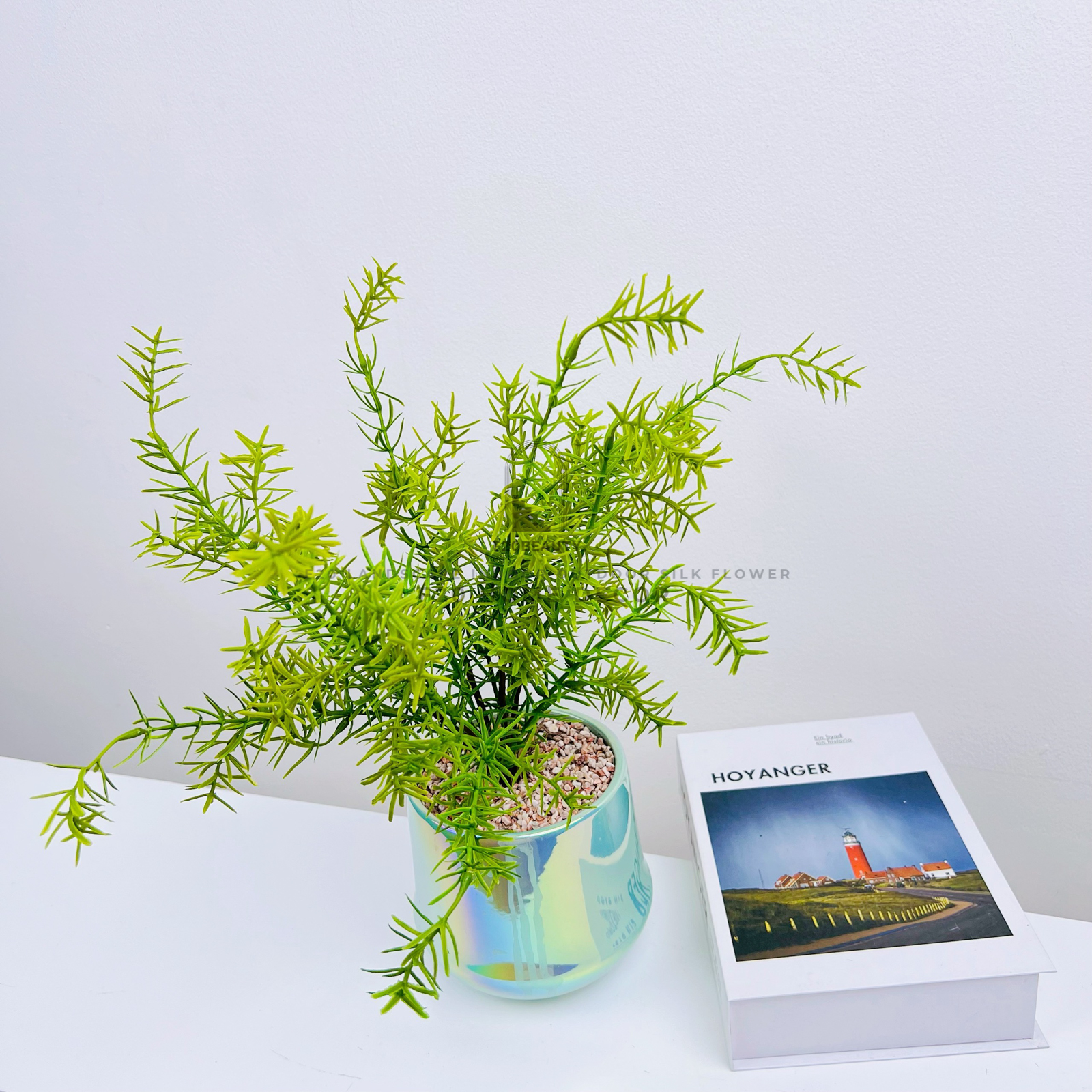 Chậu cây tùng bách giả để bàn trang trí phòng ngủ