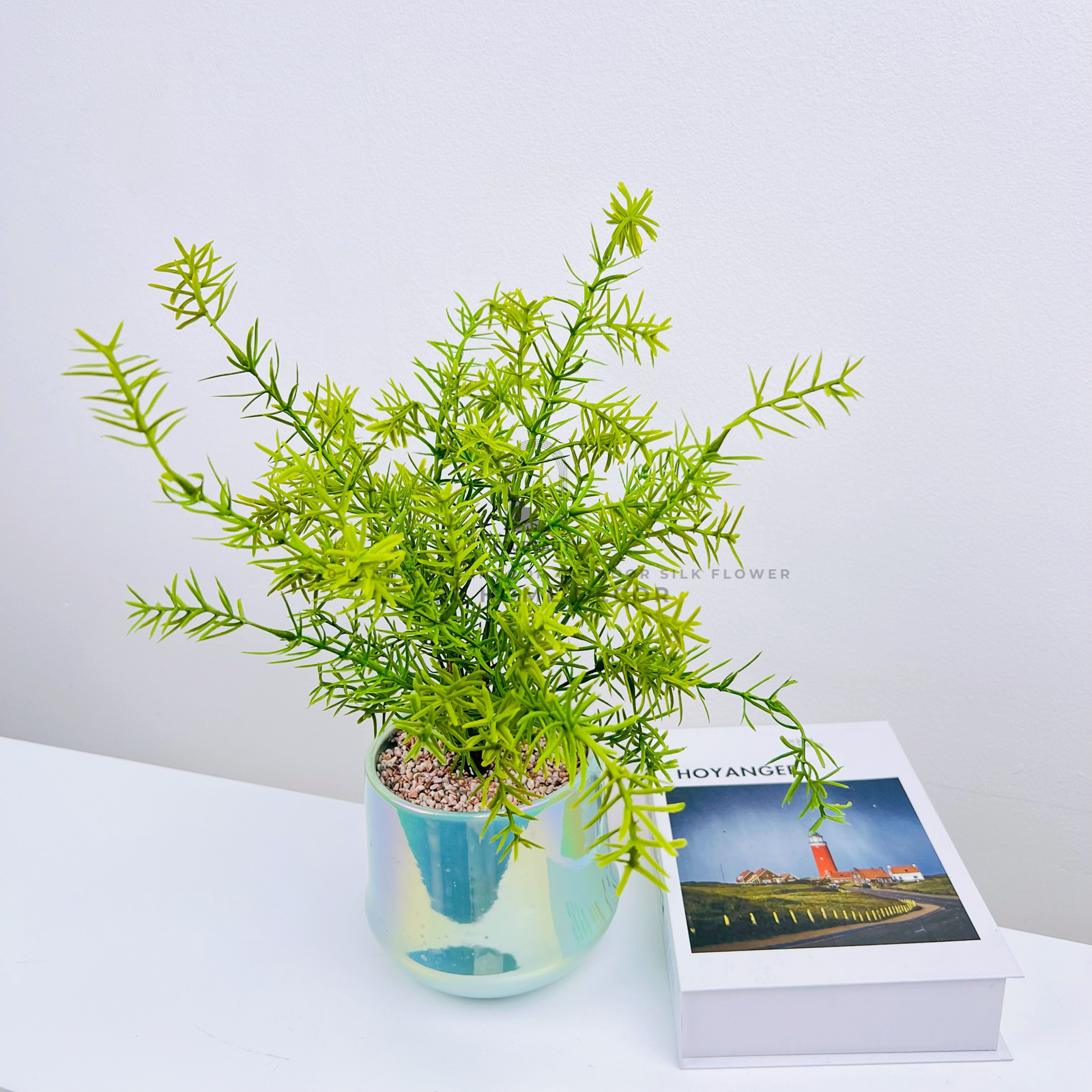 Chậu cây tùng bách giả để bàn trang trí phòng bếp