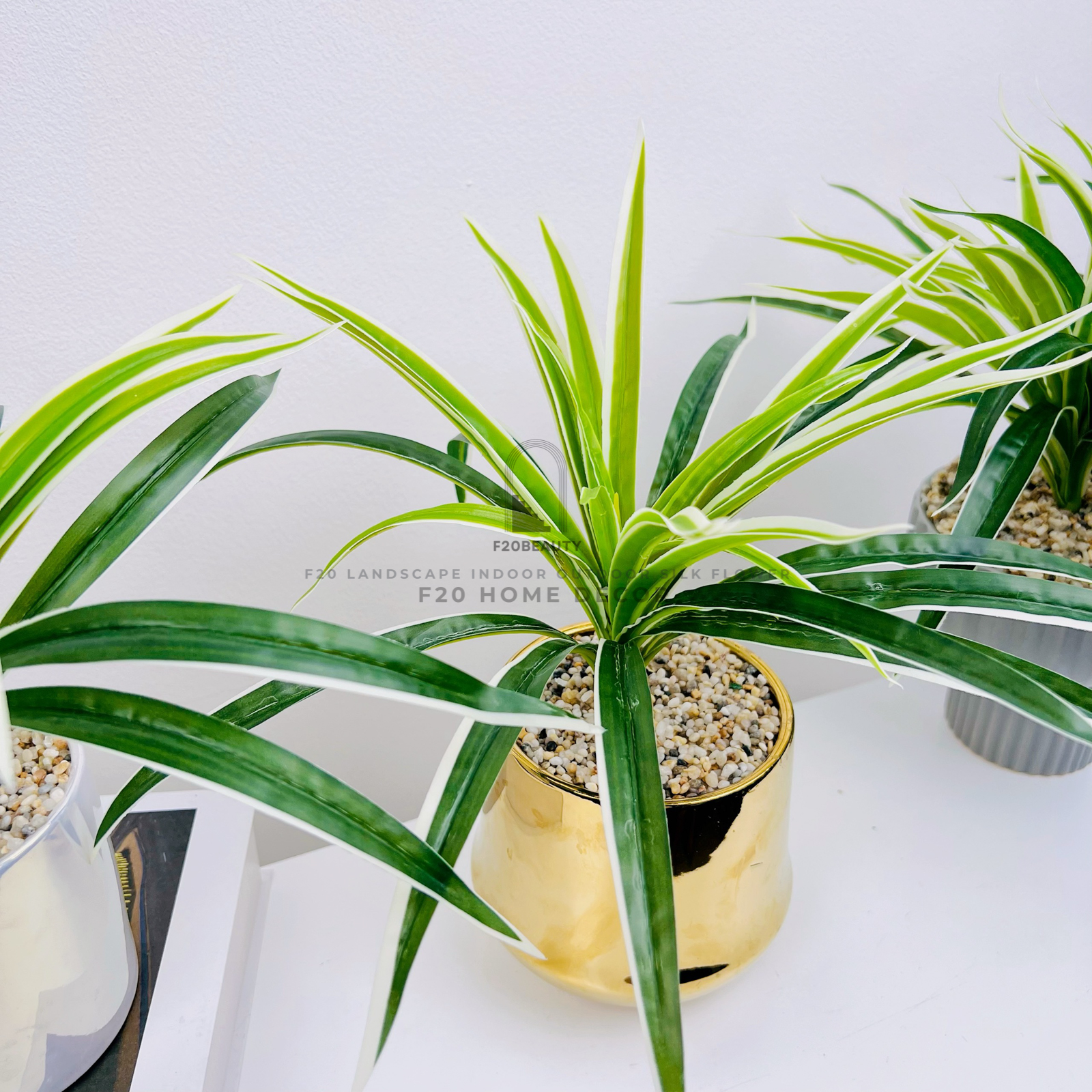Chậu cỏ lan chi giả để bàn với chậu vàng golden trang trí góc học tập