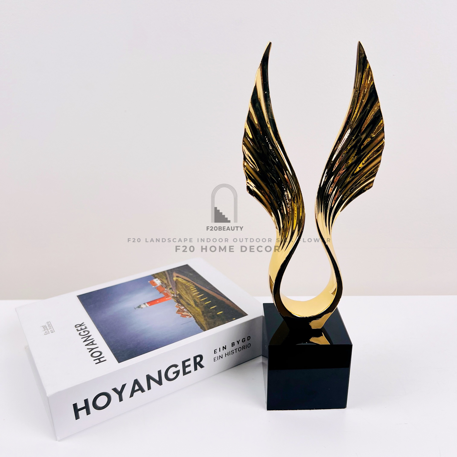 Tượng đôi cánh mạ vàng: Biểu tượng của sự tự do và bay bổng